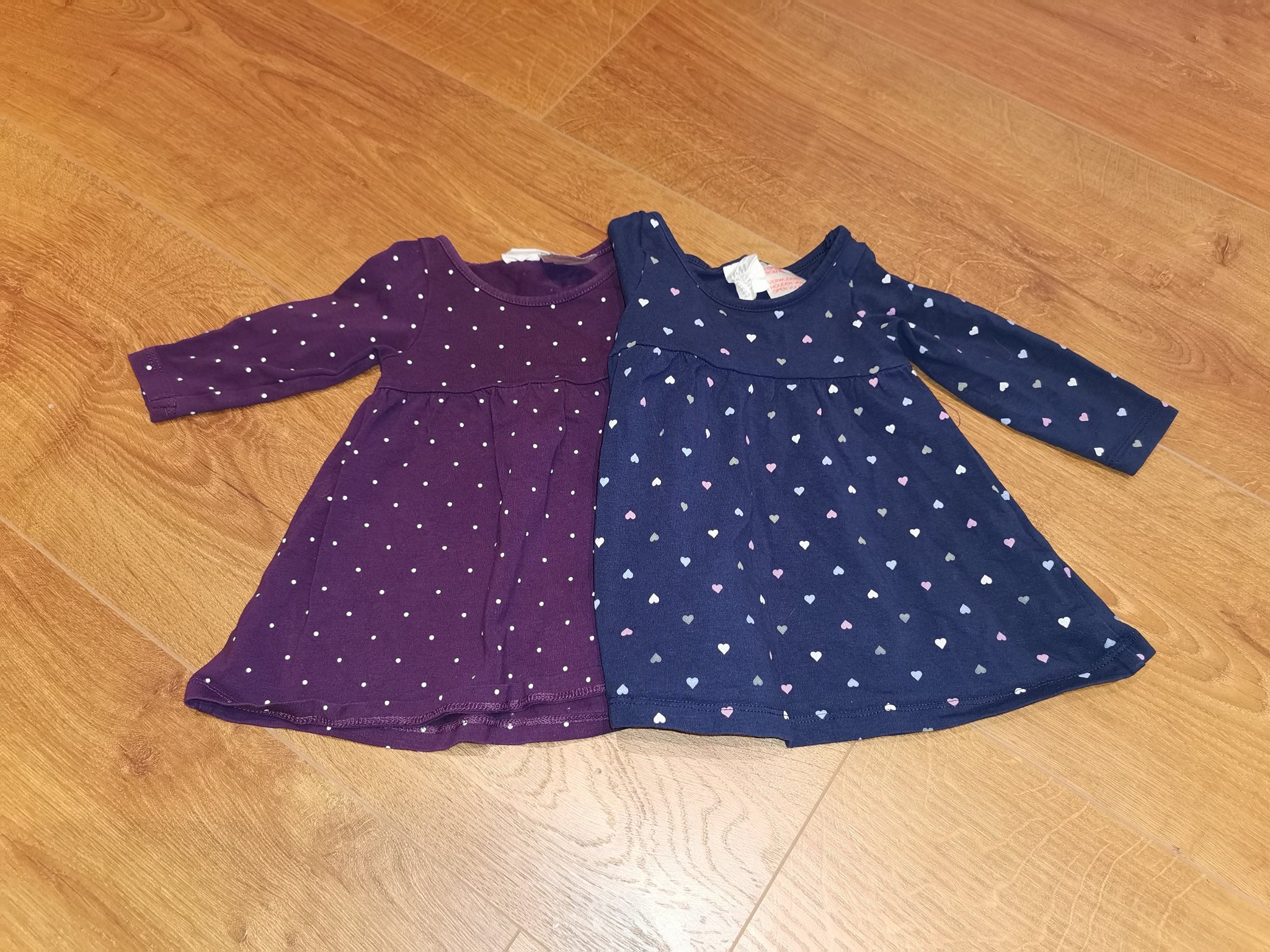 Två långärmade klänningar från H&M i storlek 56 (423021969 Långärmad klänning med katt och vit krage