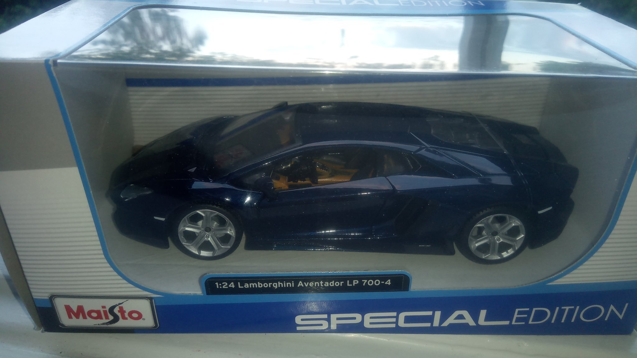 LAMBORGHINI AVENTADOR LP 700-4 från MAISTO i skala 1:24 i fint skick