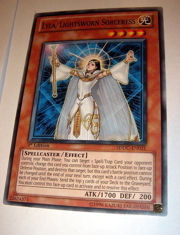 Yu-Gi-Oh! Karte – Lyla, Lightsworn Sorceress (SDDC-EN021) – Common, Unlimited Edition