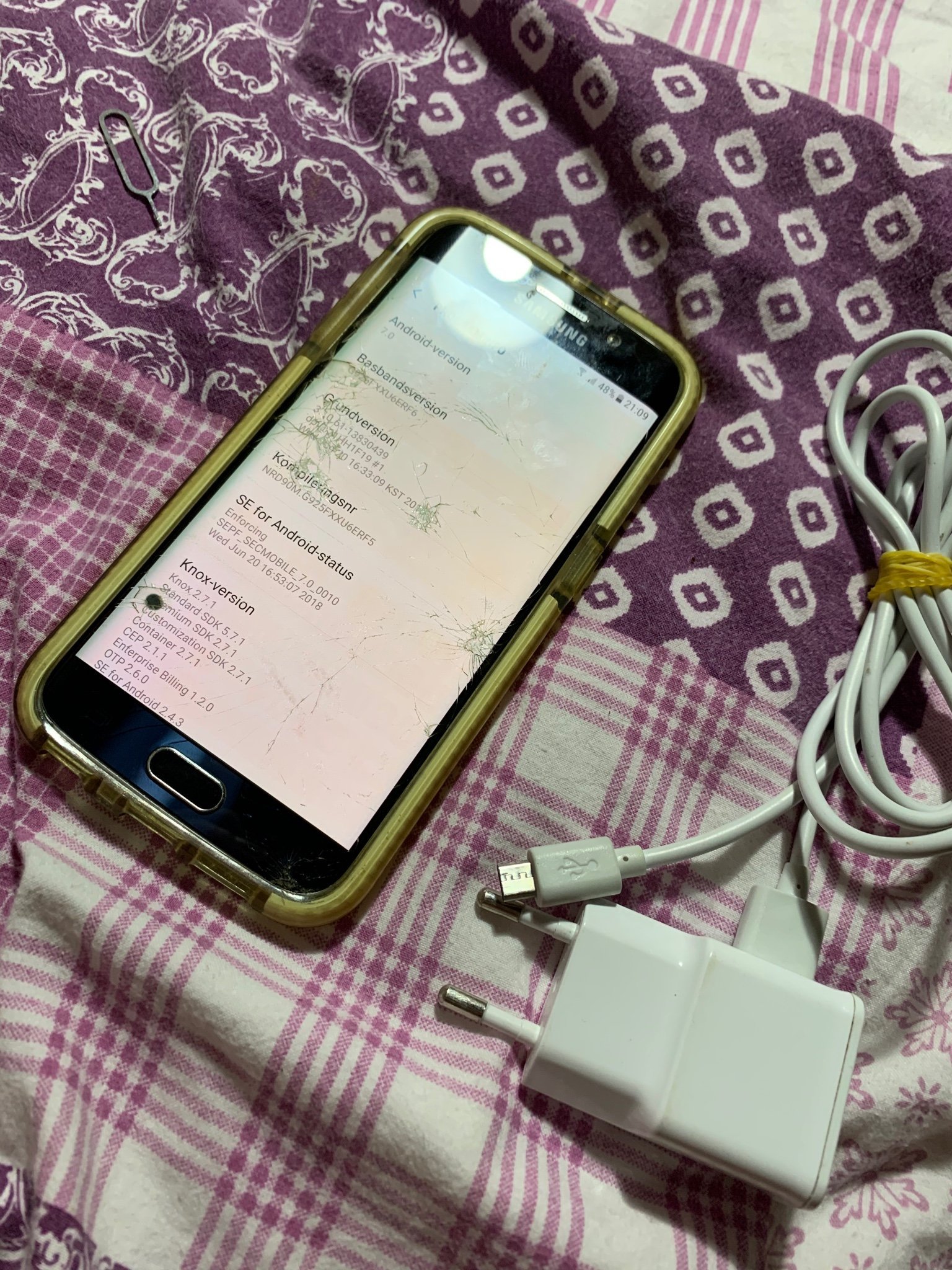 Samsung Galaxy S6 Edge med laddare Samsung Galaxy S6 Edge med laddare