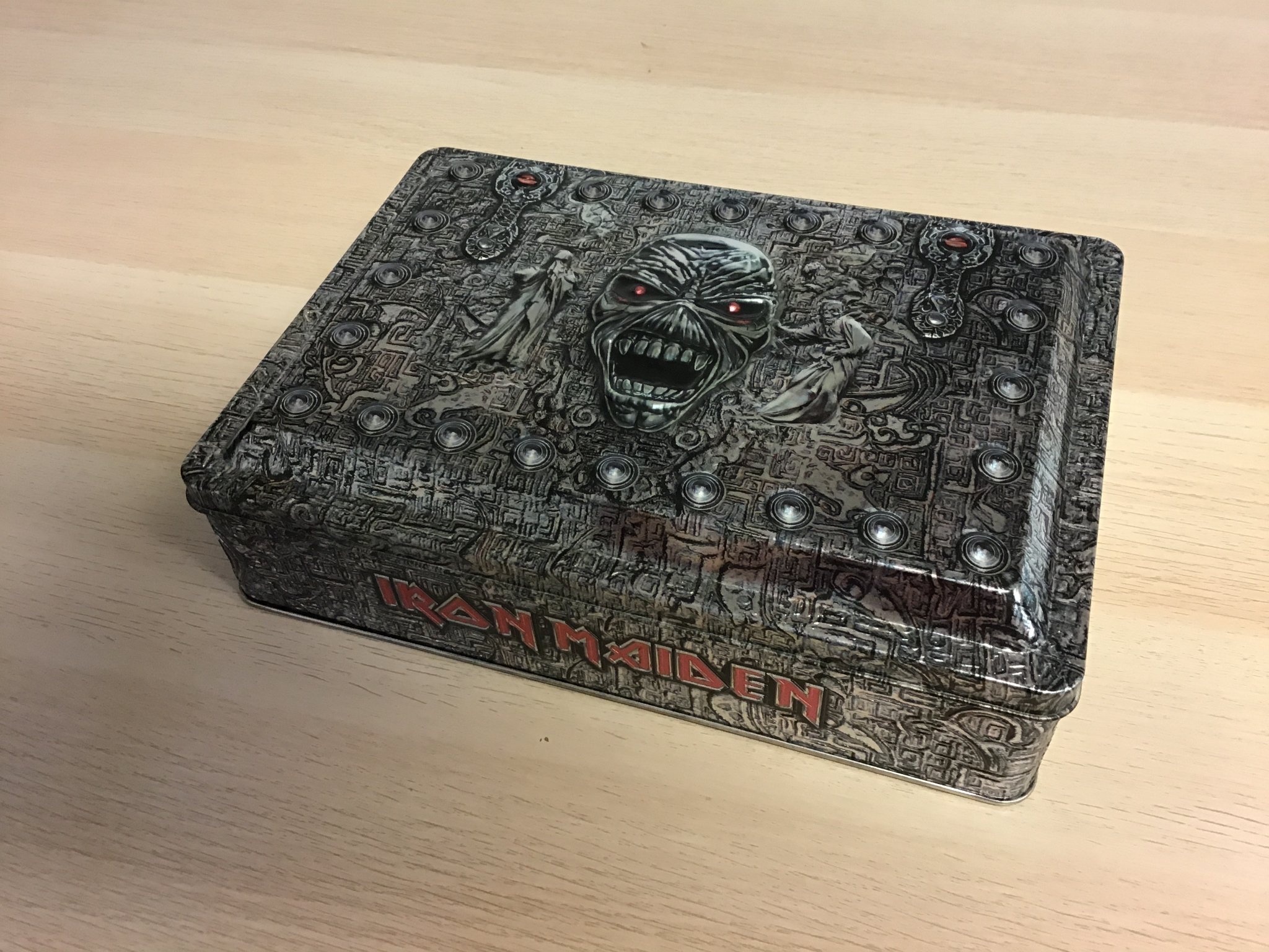 IRON MAIDEN Eddies Archive första utgåvan. Sällsynt samlarobjekt ifrån 2002