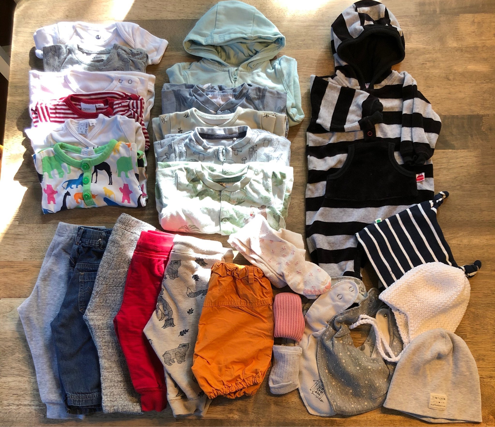 Jättestort Klädpaket Strl. 62-68 tröja, byxor, T-shirt, body, mössa, dregglis