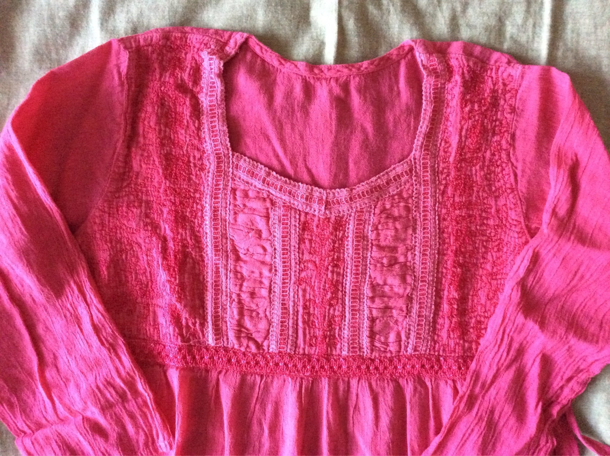 Rosa topp ~~ överdel ~~ Fina broderier ~~ Se storlek (M)..?