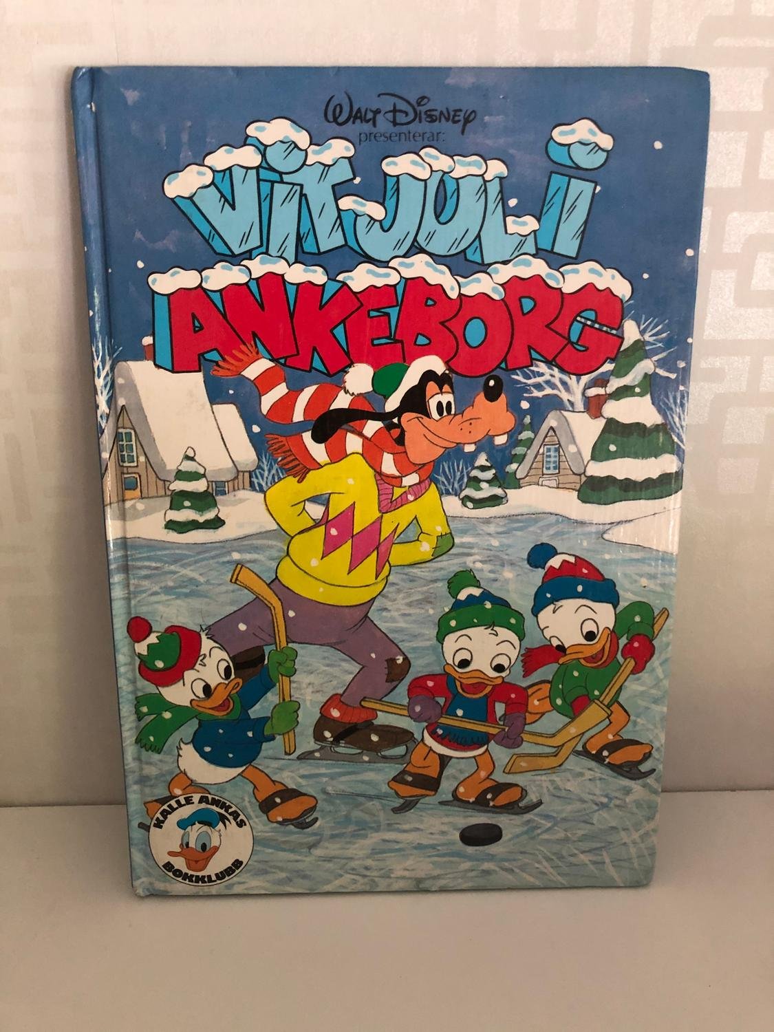 Se produkter som liknar Jul i Disney bok på Tradera (482639179)