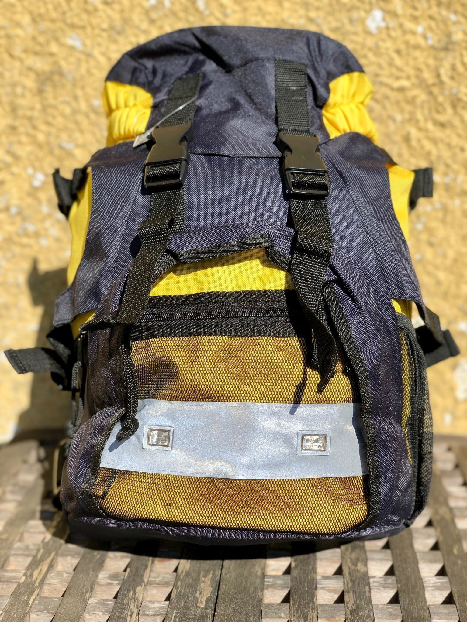 Ny 25 L ryggsäck med reflex och blinkade ljus för att synas i mörkret, helt ny! Ny 25 L ryggsäck med reflex och blinkade ljus för att synas i mörkret, helt ny!