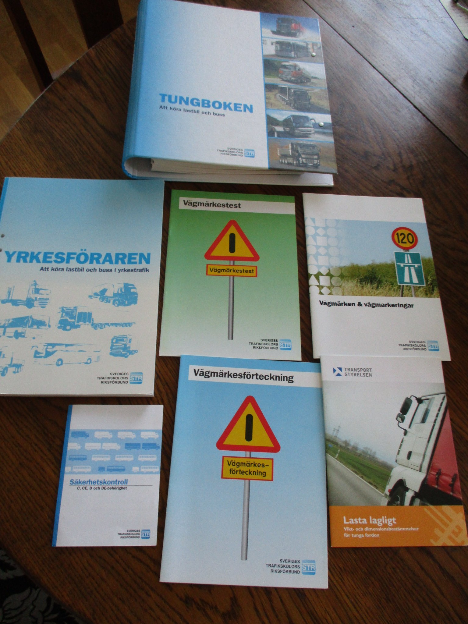 KÖRKORTSBOK TUNGBOKEN ATT KÖRA LASTBIL OCH B.. (413572802) ᐈ Köp på
