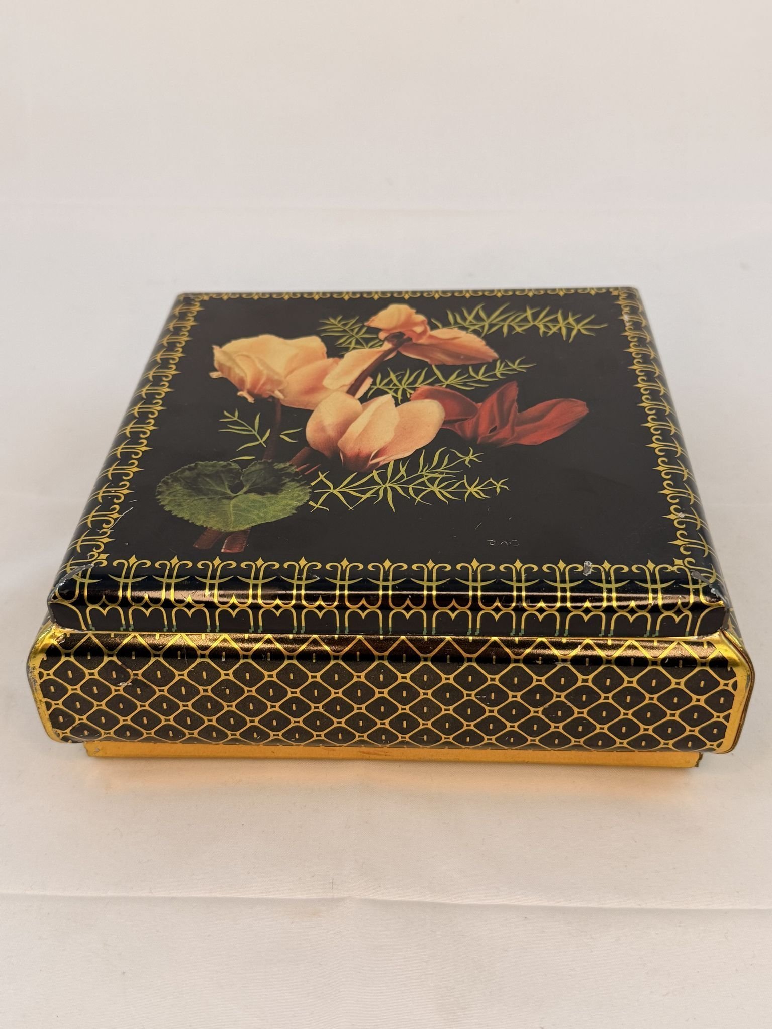 NR72 ÄLDRE BURK KAKBURK LITOGRAFERAD BLECKPLÅT MOTIV MED BLOMMOR OCH GULD