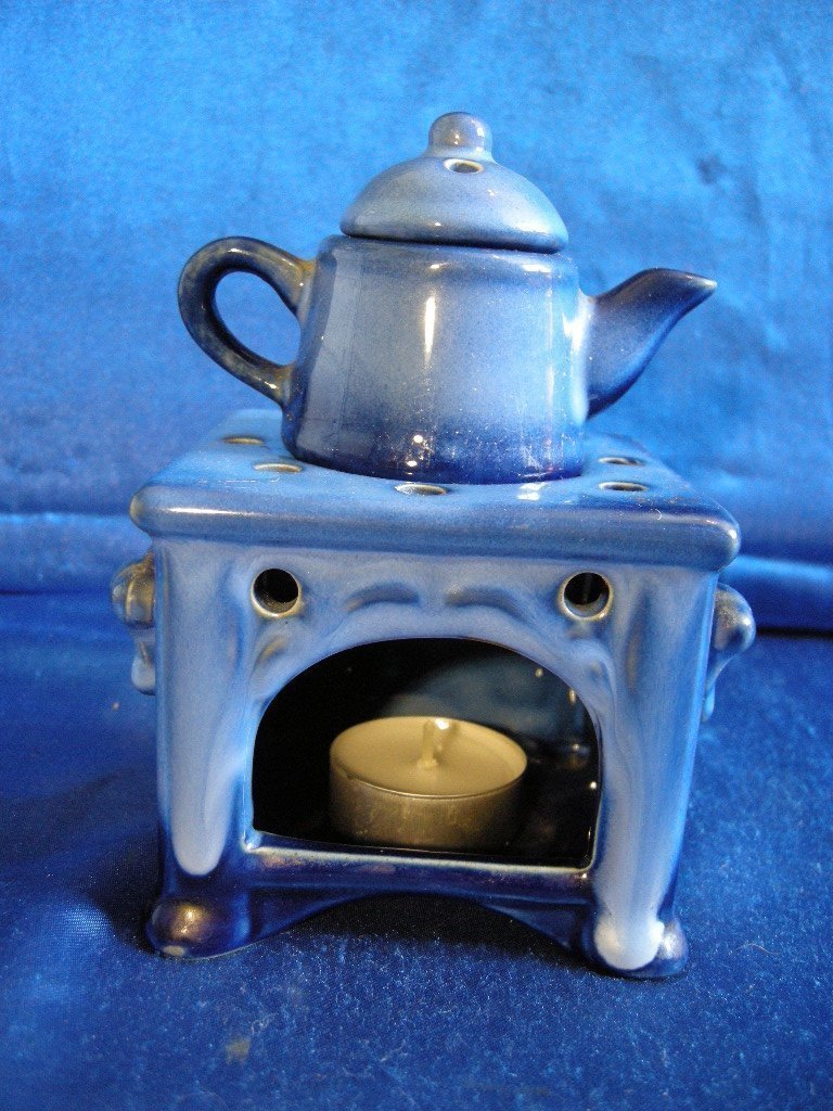 Fin liten spis med kaffekanna/ tekanna. Allt i glaserad keramik. Ljusstake