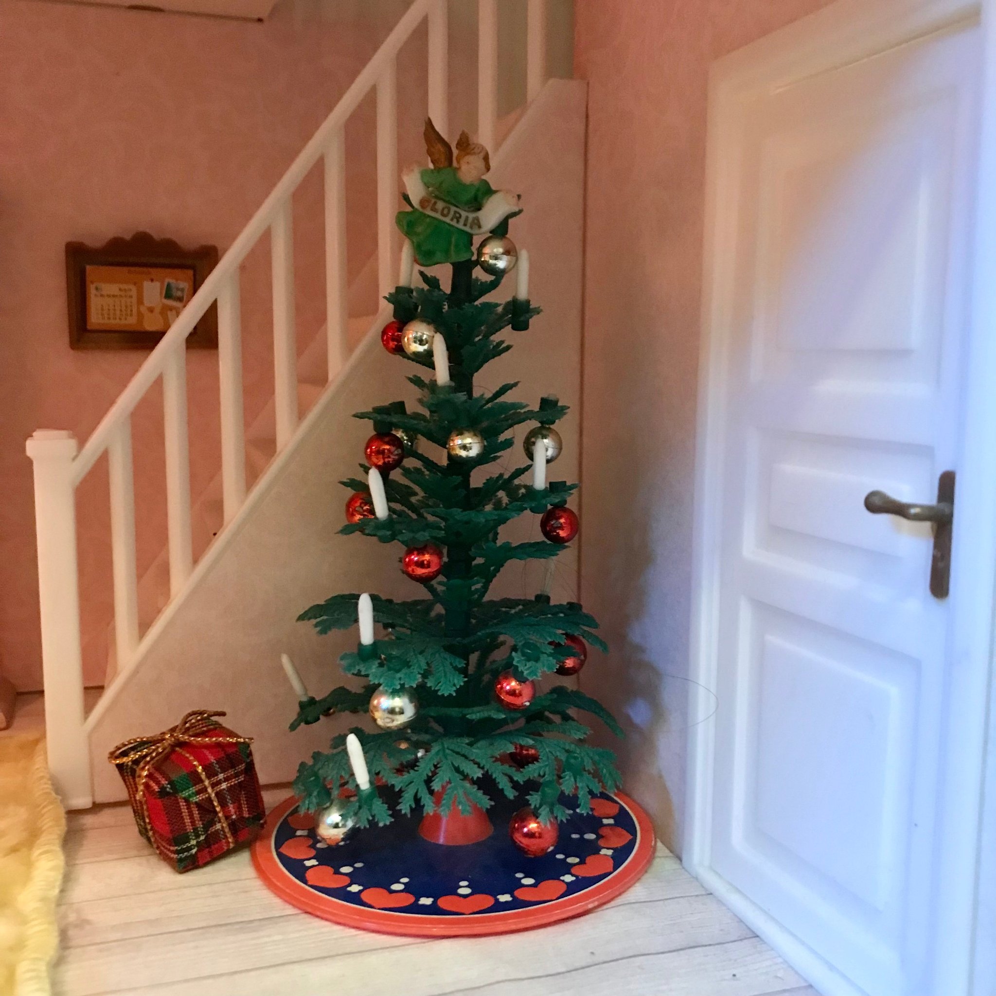 Se produkter som liknar Retro Lundby Jul Dockskåpsmöb.. på Tradera