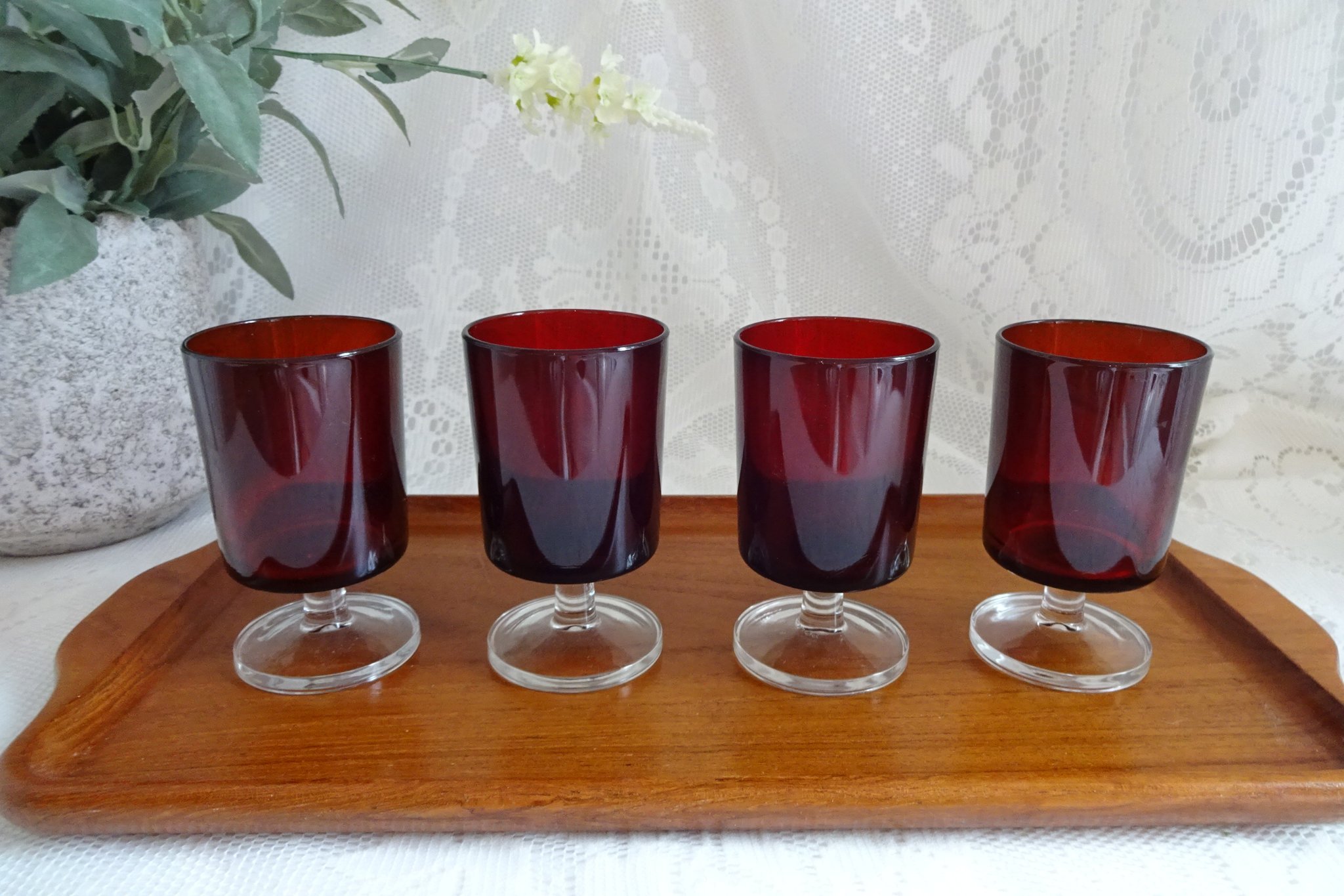 4 st glas på fot/ Röd France Luminarc **Retro**