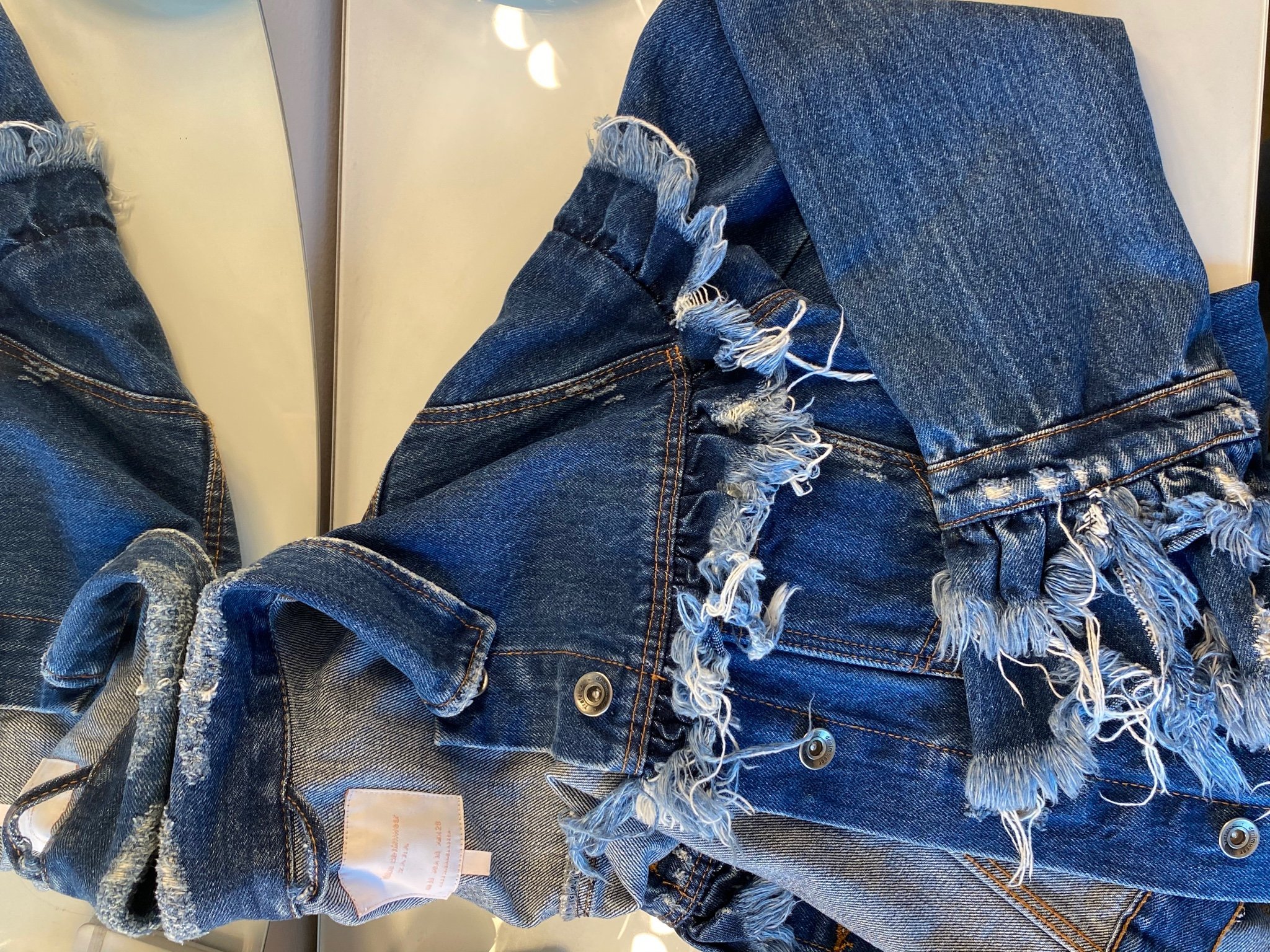 Sliten jeansjacka (421159056) ᐈ Köp på Tradera Sliten jeansjacka (421159056) ᐈ Köp på Tradera