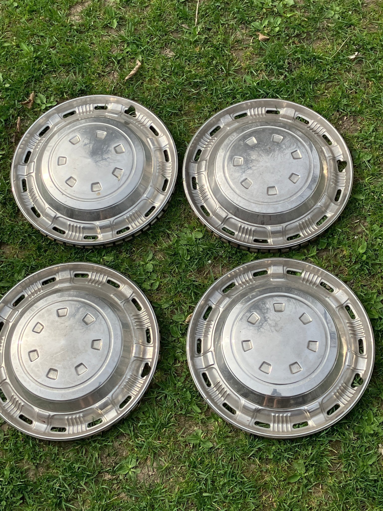 Se produkter som liknar Toyota Corona 60s 70s Hubcaps.. på Tradera