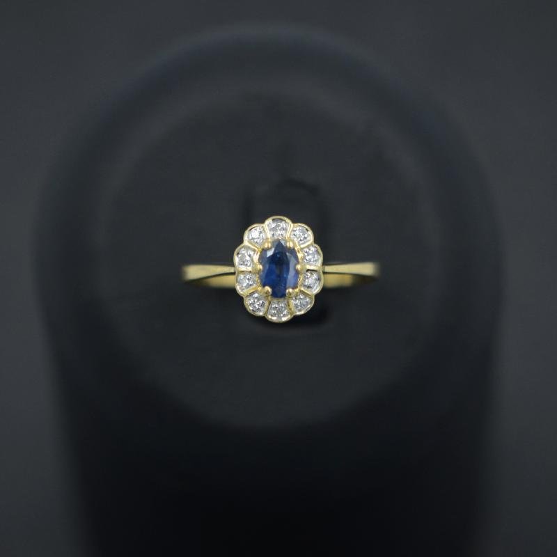 Ring 18K med små briljanter och halvädelsten*