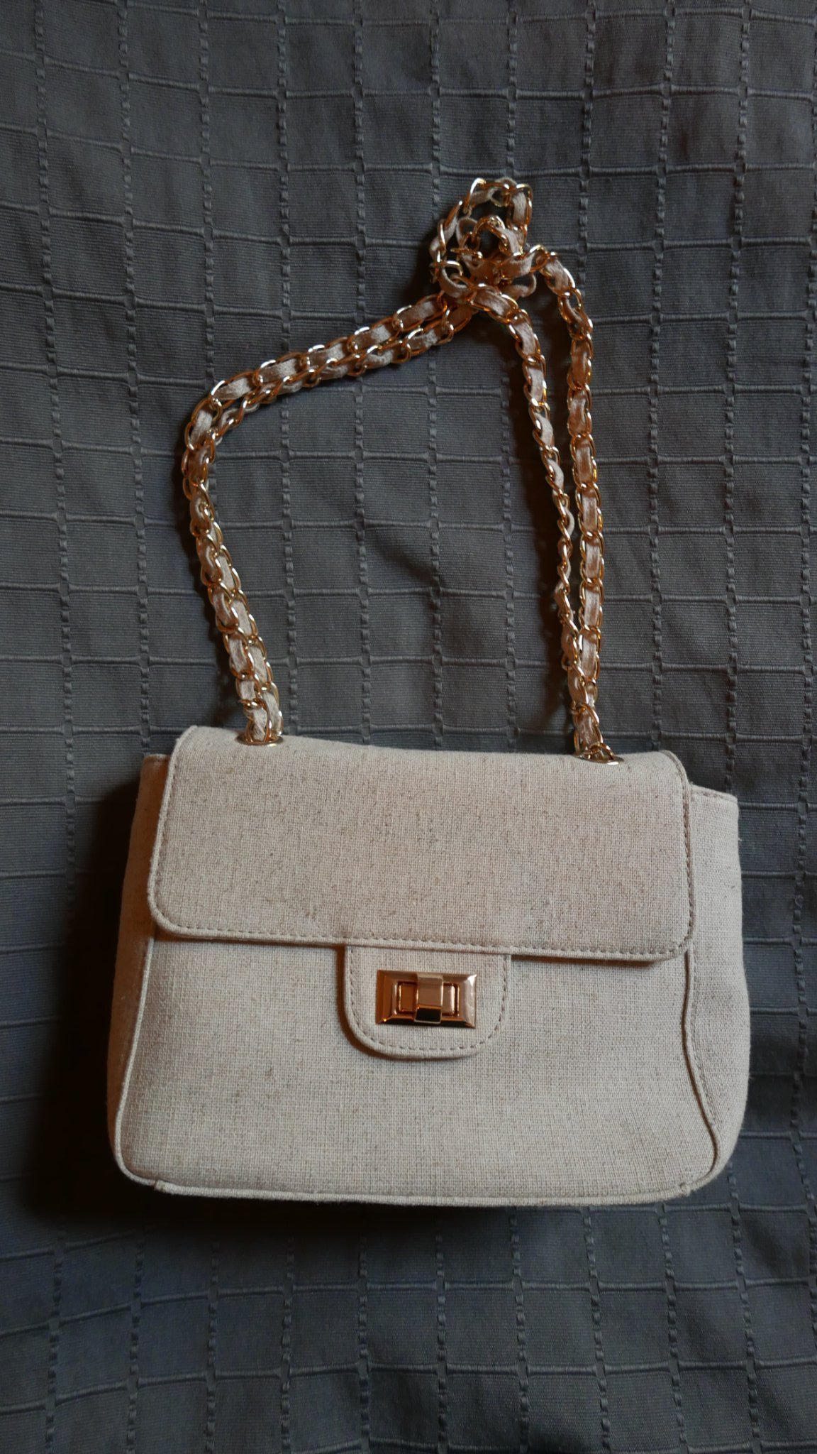 beige väska gulddetaljer beige väska gulddetaljer