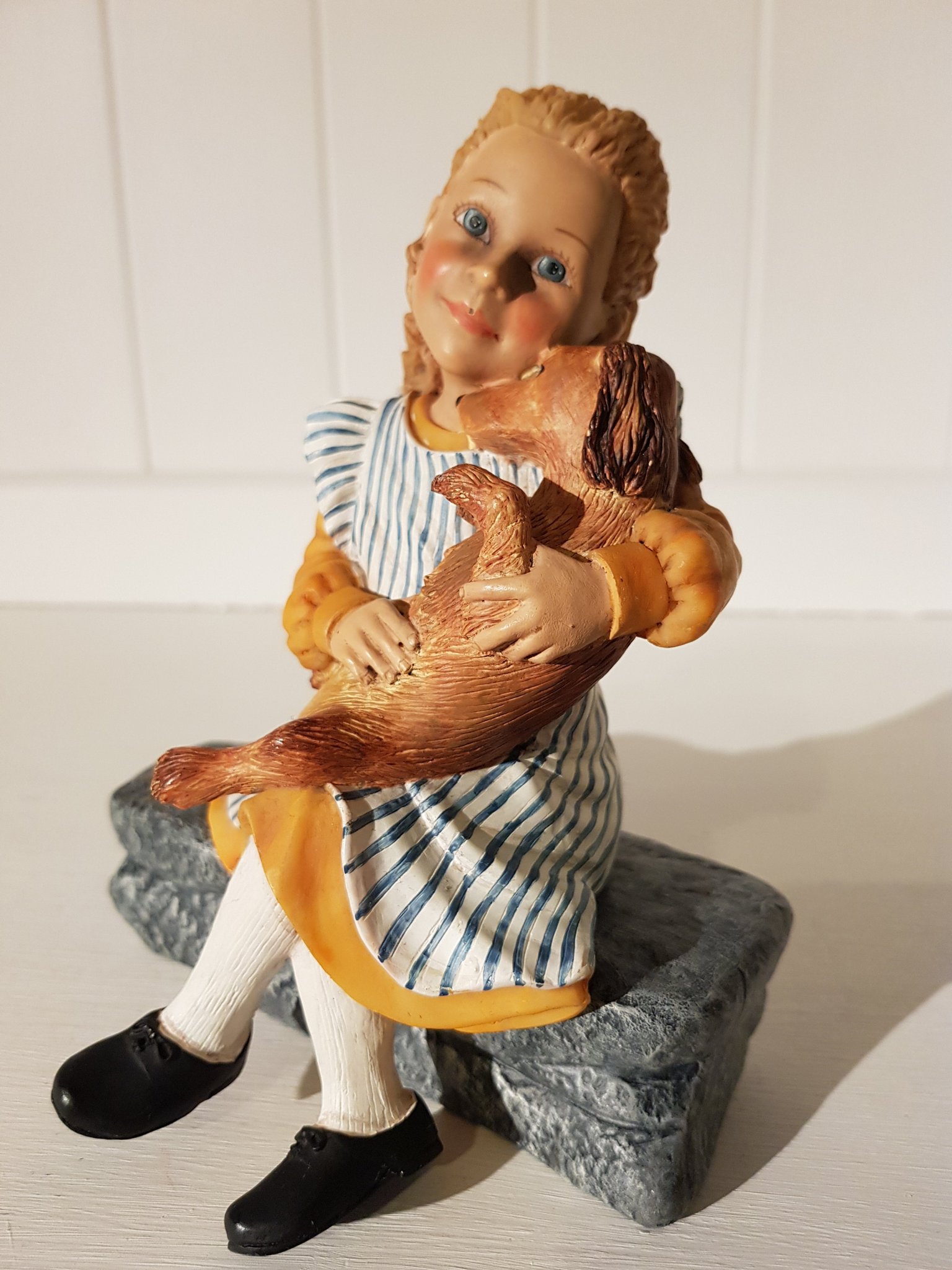 Candy design Norway en flicka som sitter med si.. | Köp på Tradera  (553061494)
