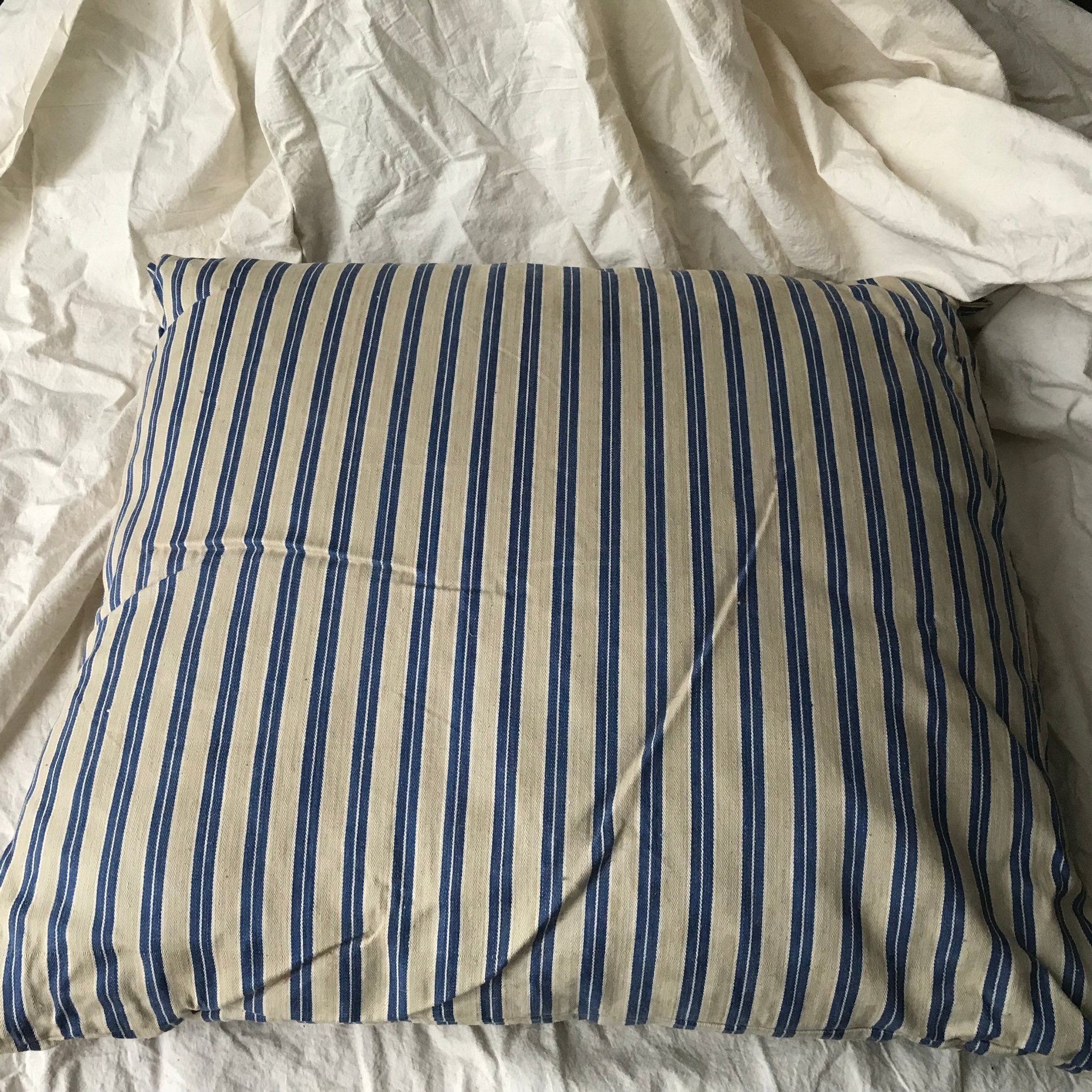 Se produkter som liknar Antik Kudde kuddvar dunvar bo.. på Tradera