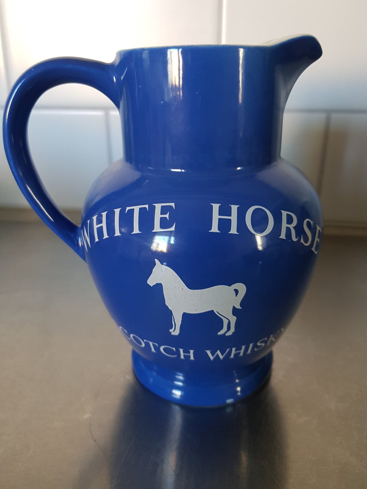 Bägare White horse Scotch wiskey