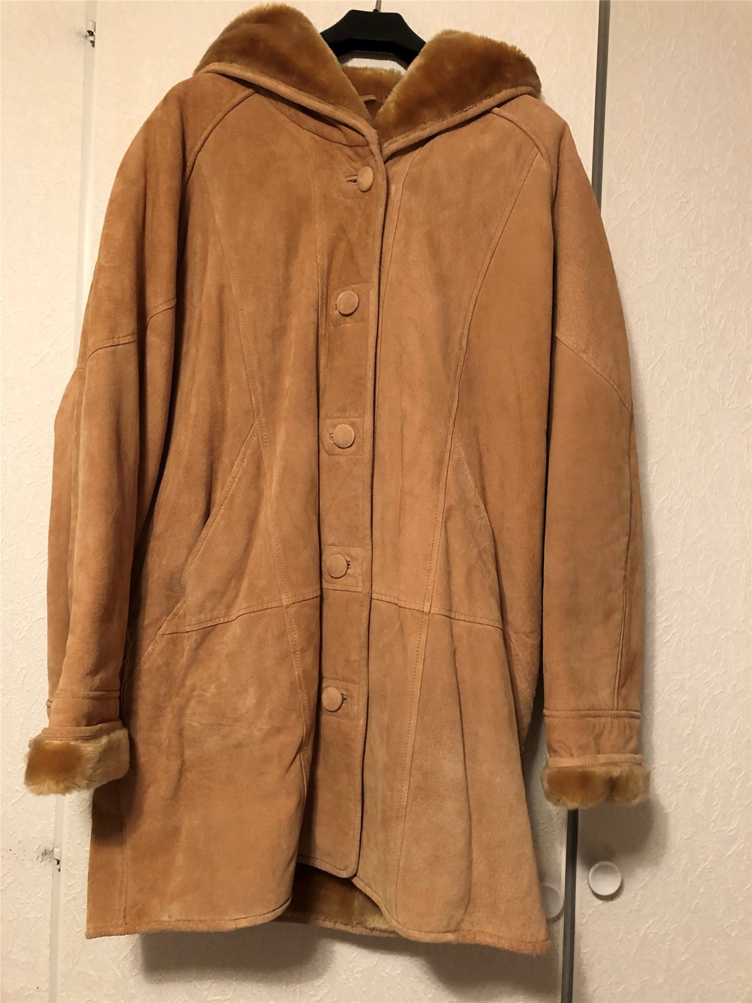 beige jacka med päls beige jacka med päls
