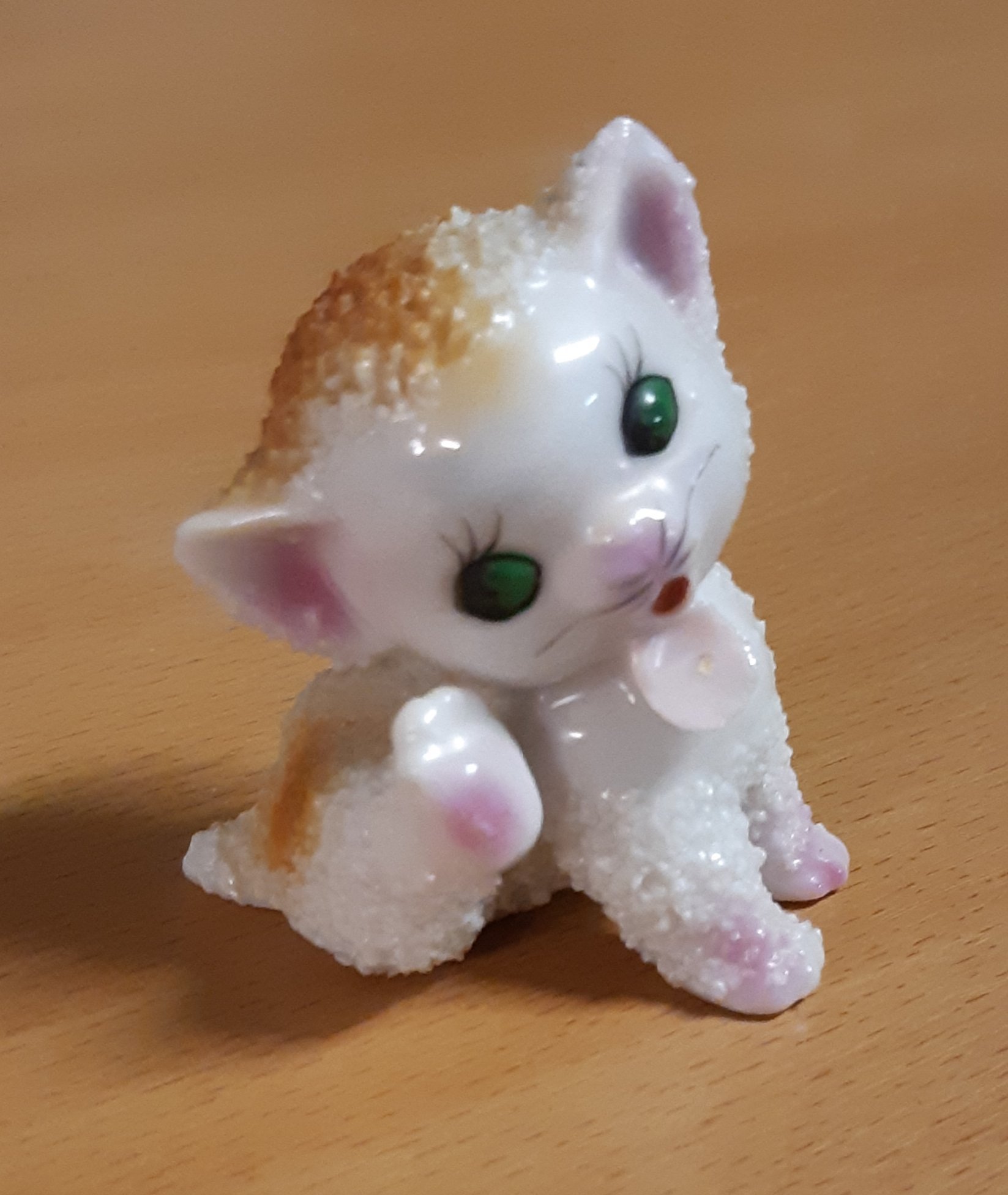 Katt strösselkatt kliar sig