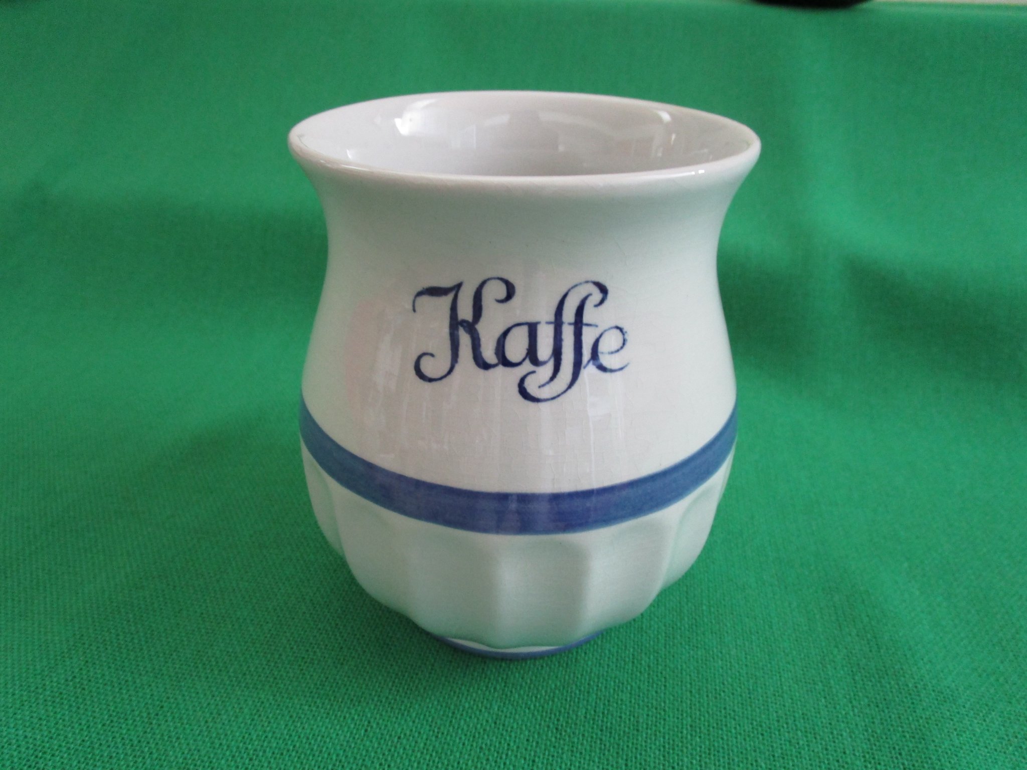 GEFLE KAFFEBURK FRÅN " BLÅTT-BAND" I MYCKET FINT SKICK. MADE IN SWEDEN.