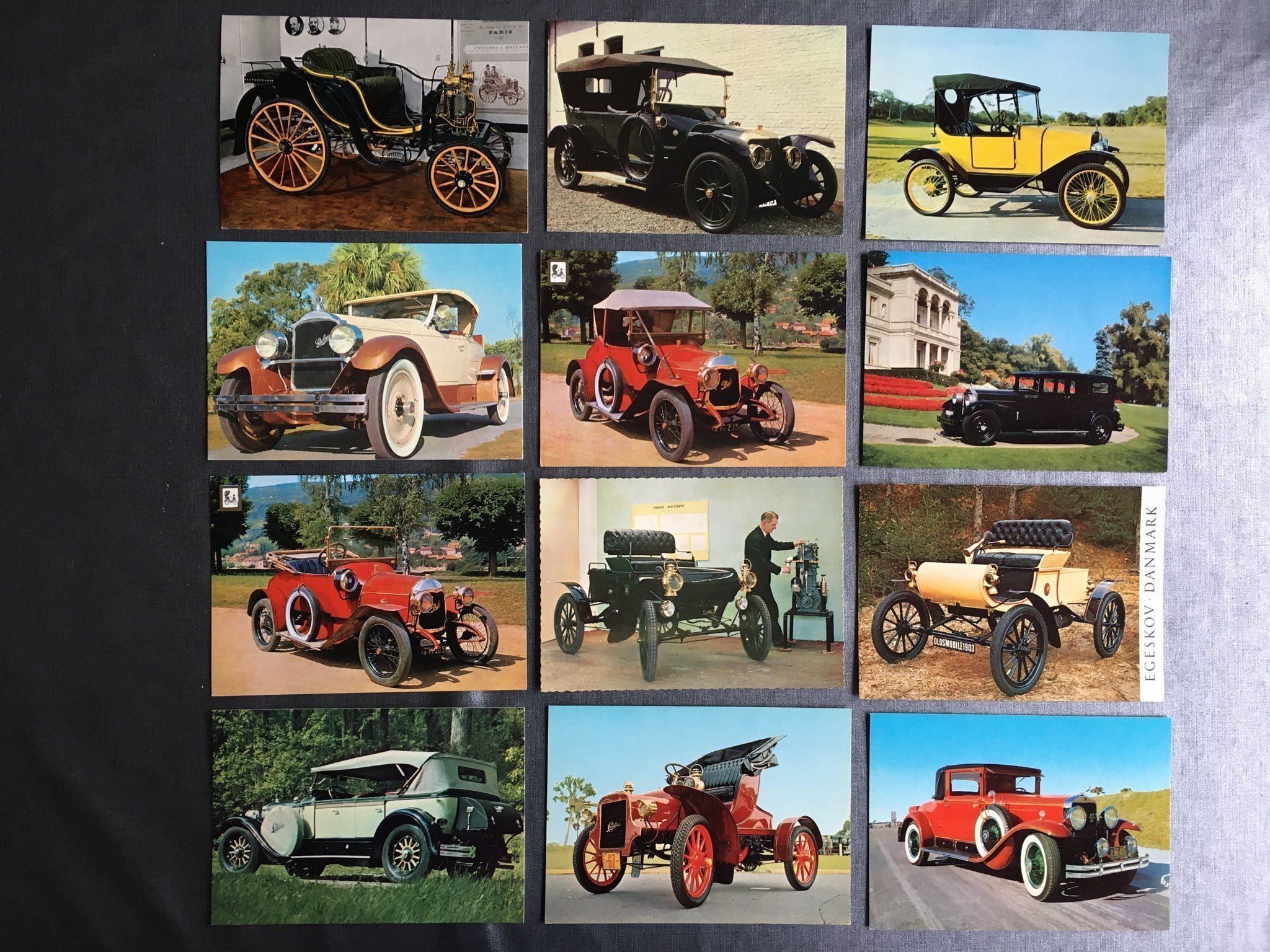 12 vykort med veteranbilar - Oldsmobile, Cadillac, Ford m.fl.