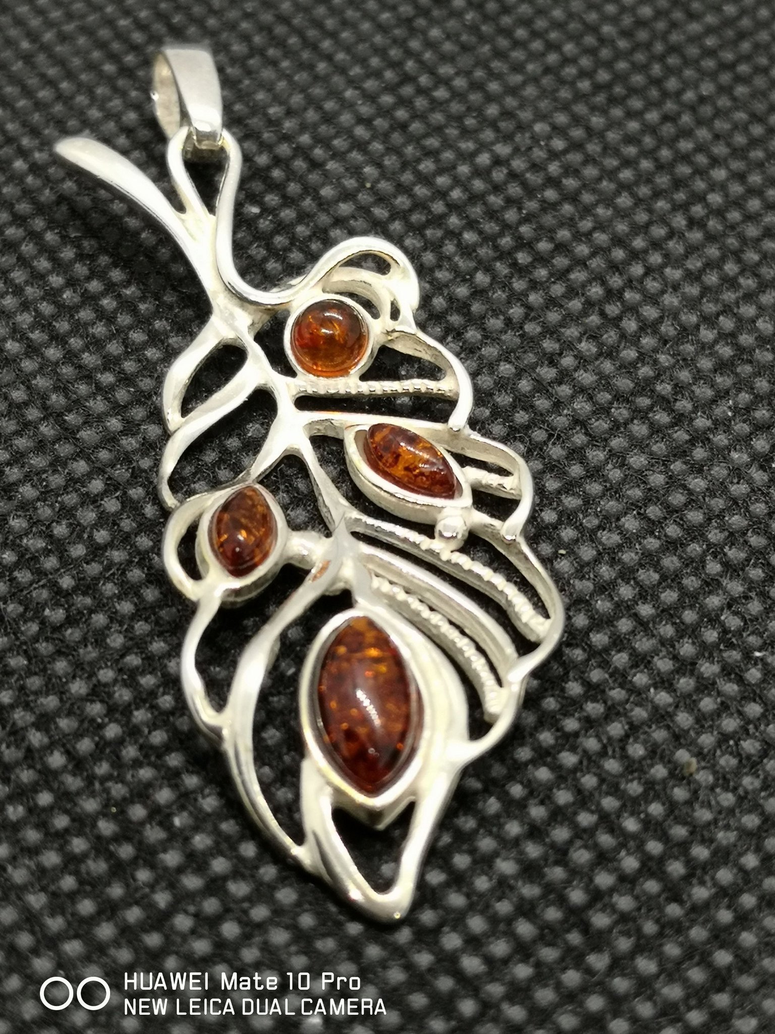 HÄNGE LÖV vågformad 4st bärnsten 49x18mm ~ Silver