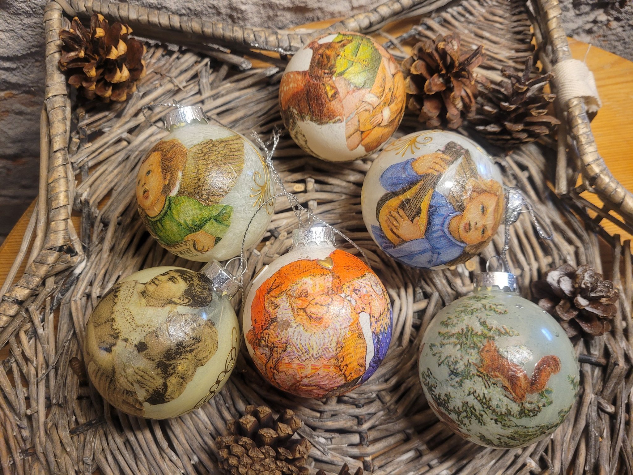 Se produkter som liknar Vintage julkulor / äldre julg.. på Tradera