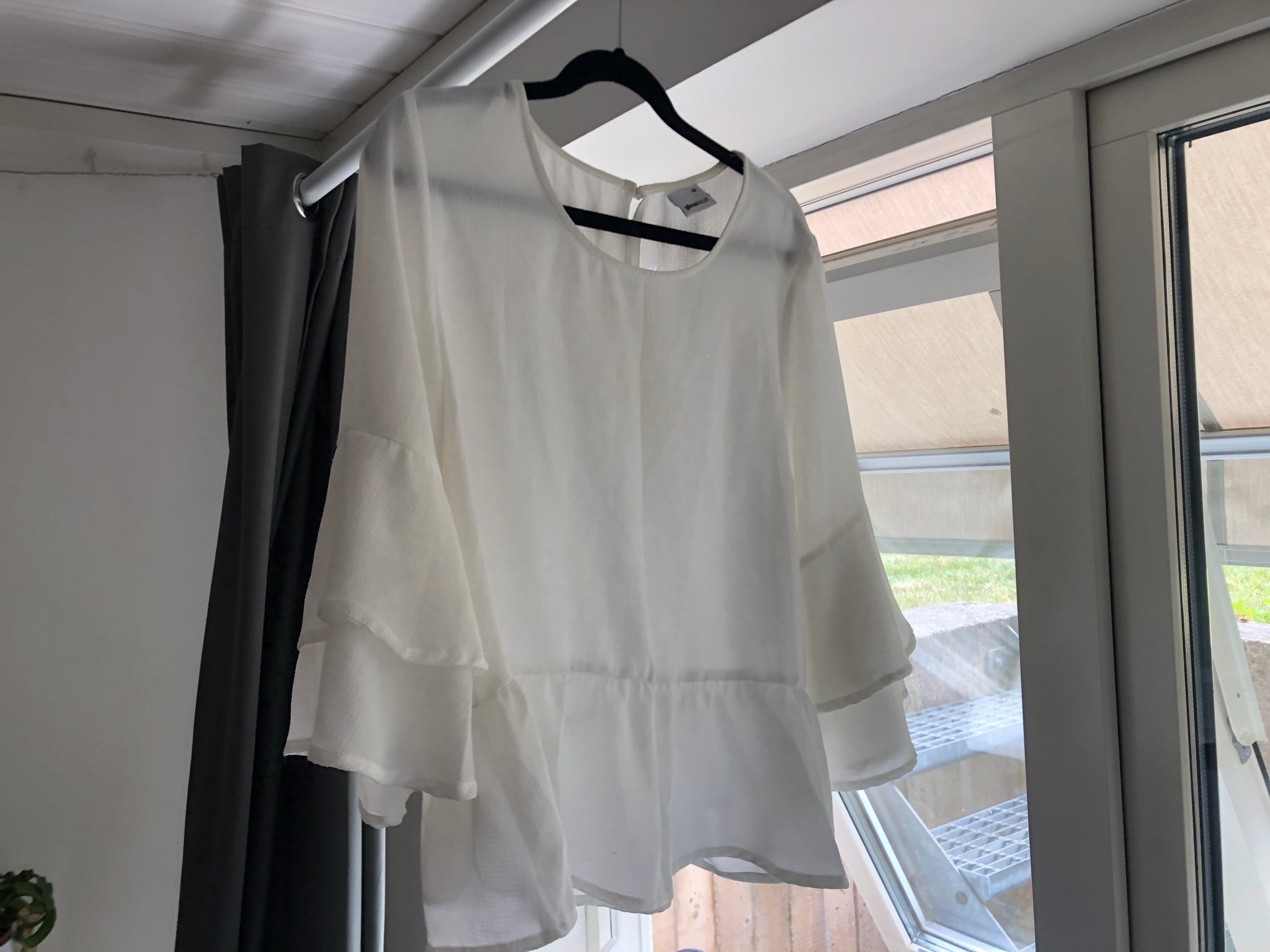 Vit blus från GinaTricot storlek XS