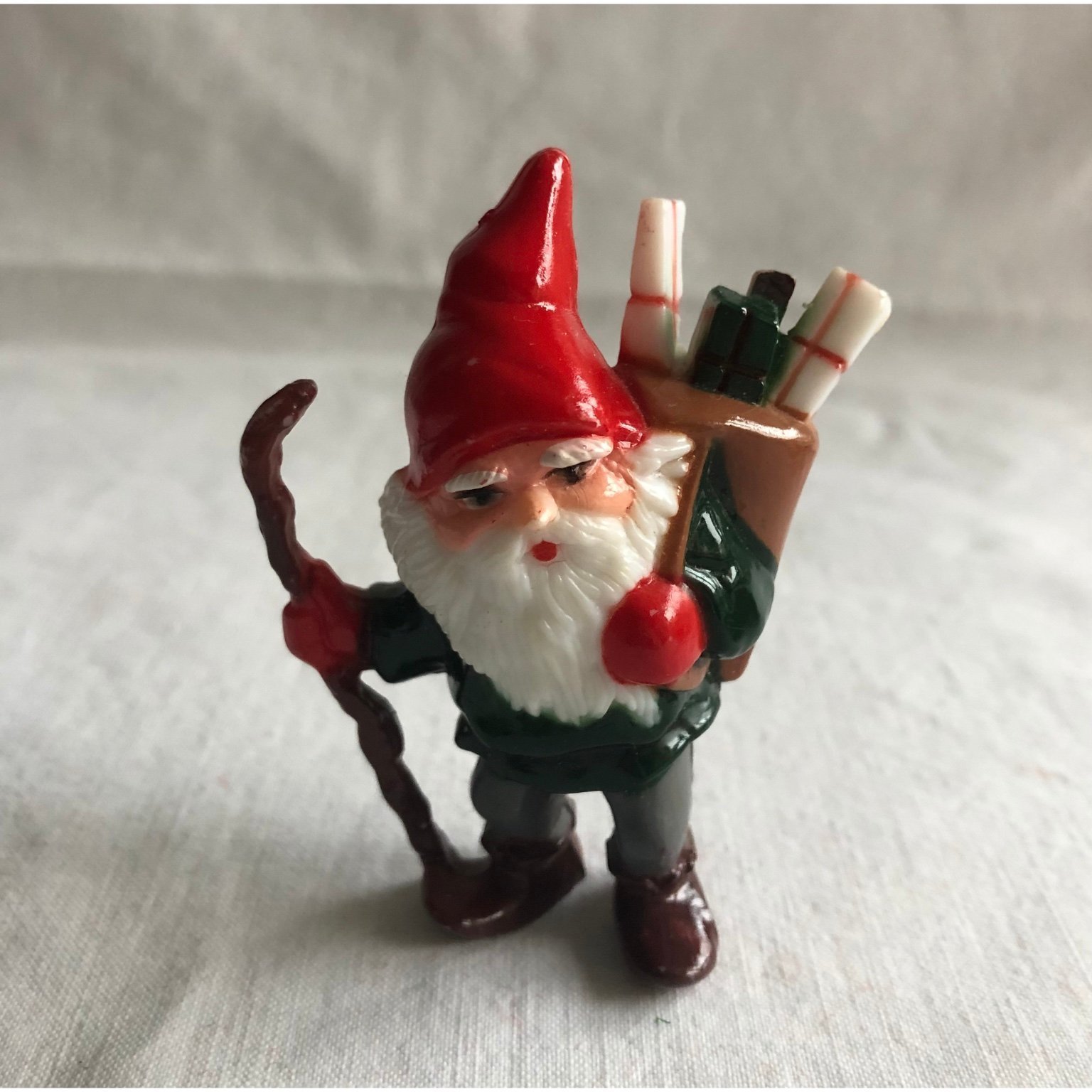 Se produkter som liknar Tomte med Stav och julklappar.. på Tradera