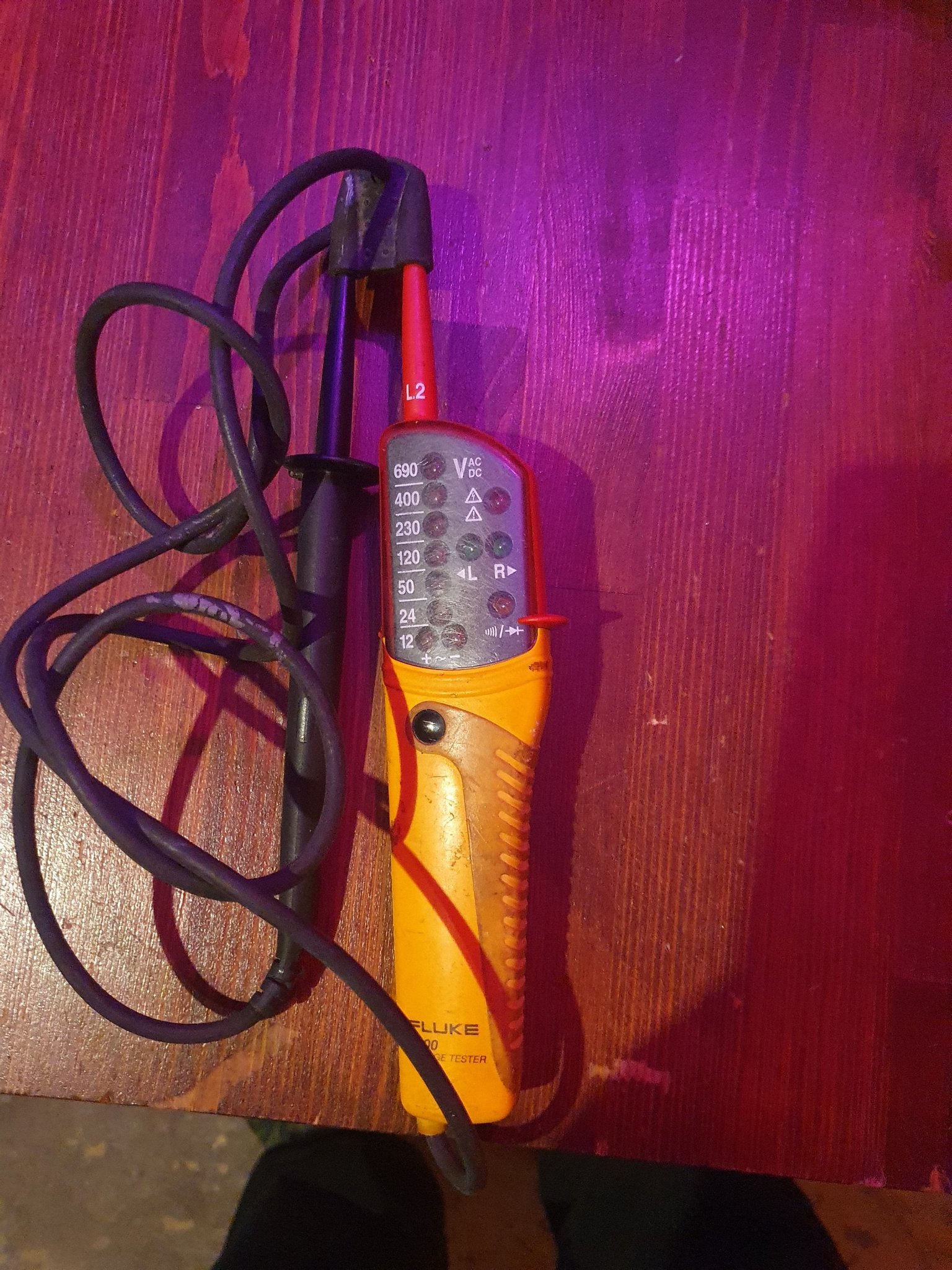 FLUKE T100 VOLTAGE TESTER