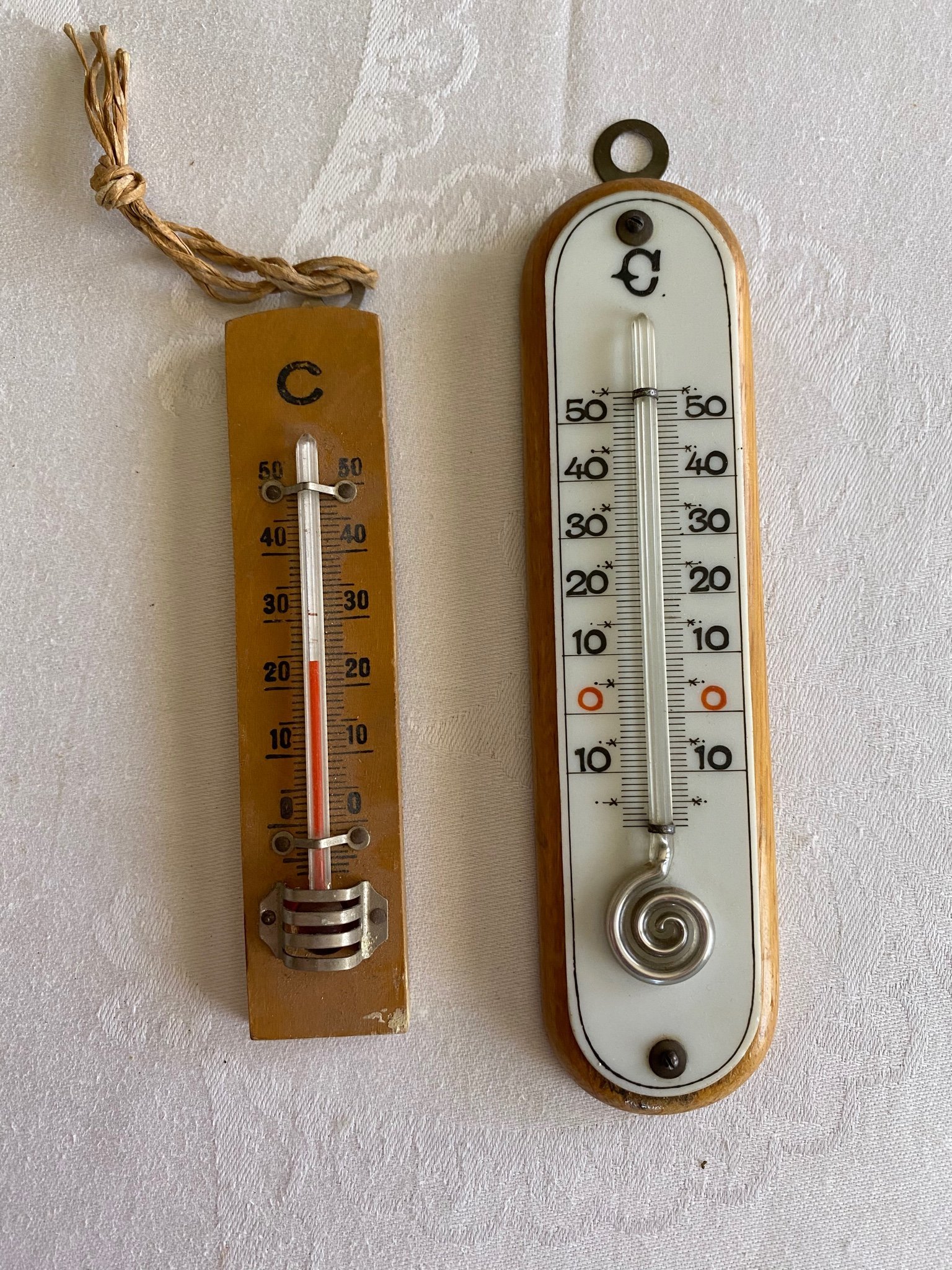 Termometer 2 st äldre (en kvicksilver) förpackade i tobakslåda Termometer 2 st äldre (en kvicksilver) förpackade i tobakslåda