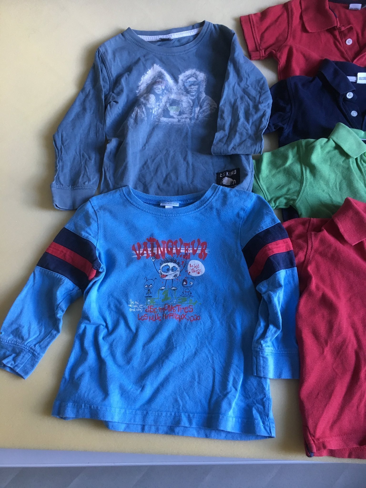 2 st långärmade tröjor stl 104, 3-4 år.