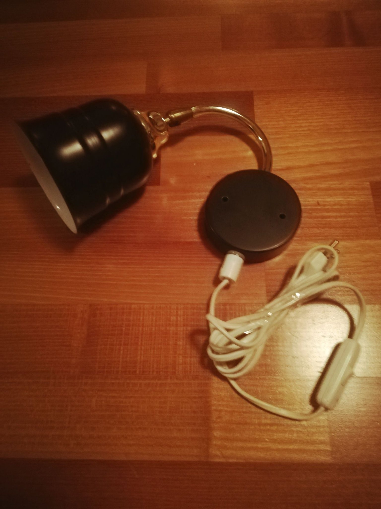 Vintage svart riktigt fin väggsäng lampa:)) Vintage svart riktigt fin väggsäng lampa:))