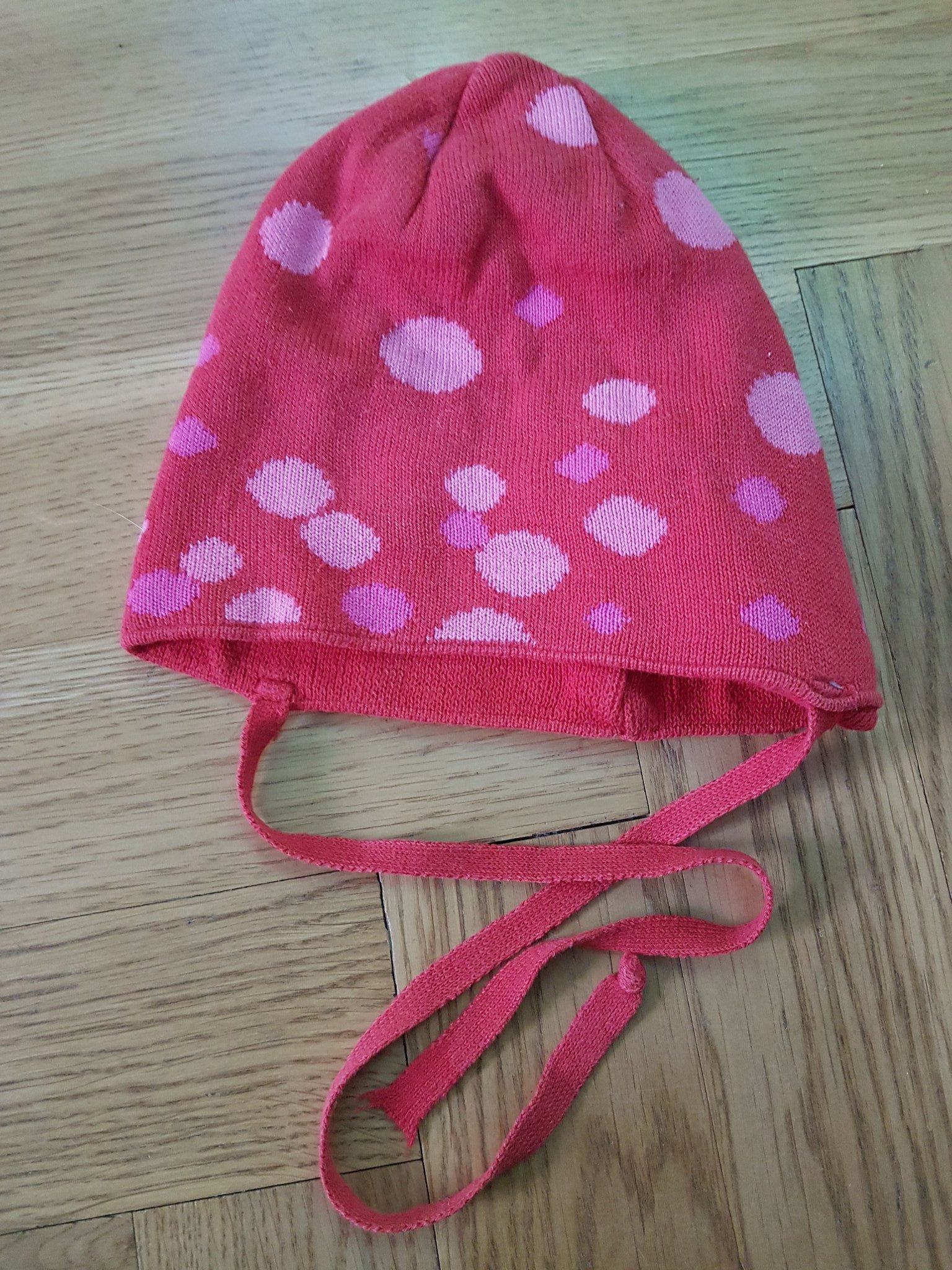 Söt mössa med knyband ca 40 cm omkrets