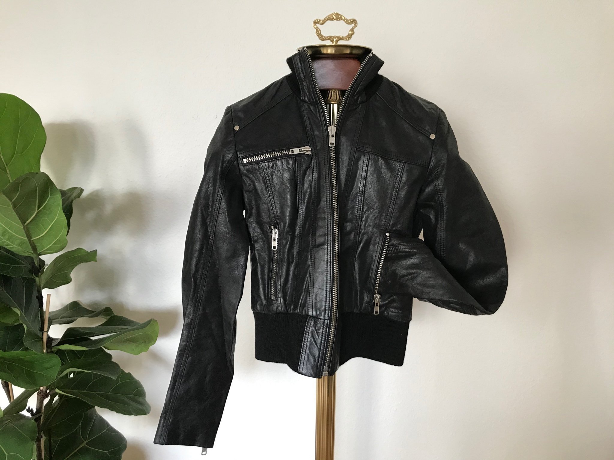 Klassisk SKINNJACKA i kraftigt svart skinn. Str.. (407922678 Nappa Kort Skinnjacka Svart | Manofakind