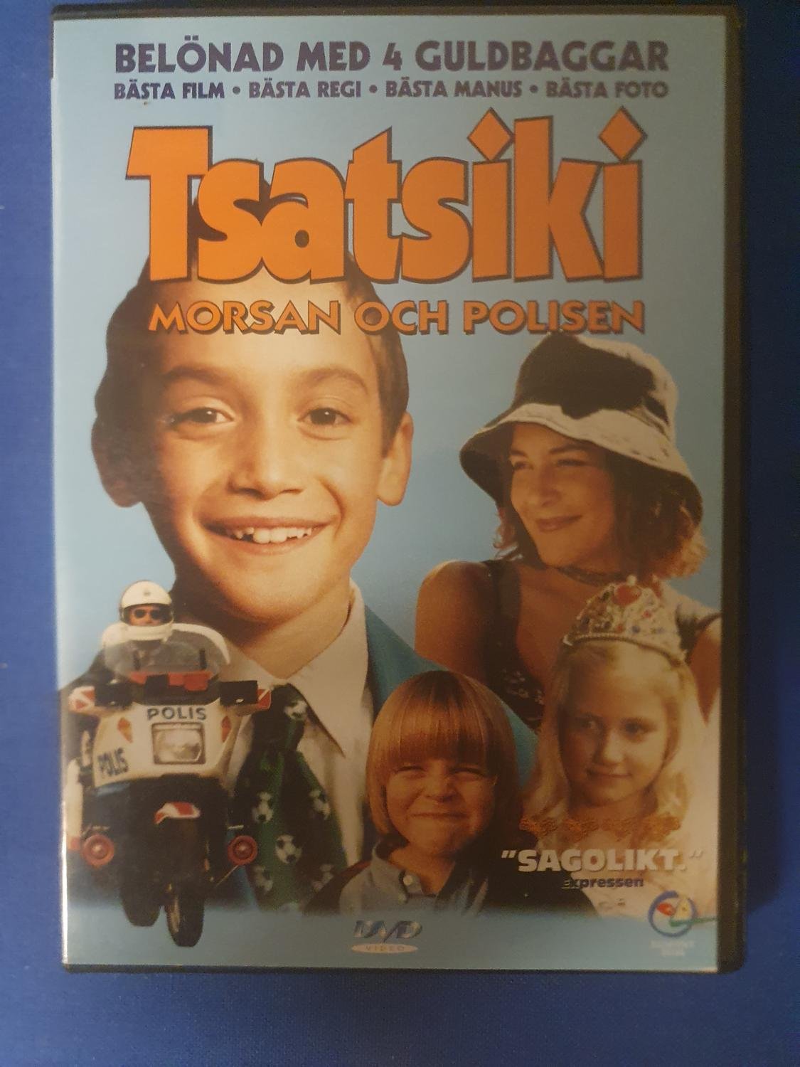 Se produkter som liknar Tsatsiki morsan och polisen DVD på Tradera ...
