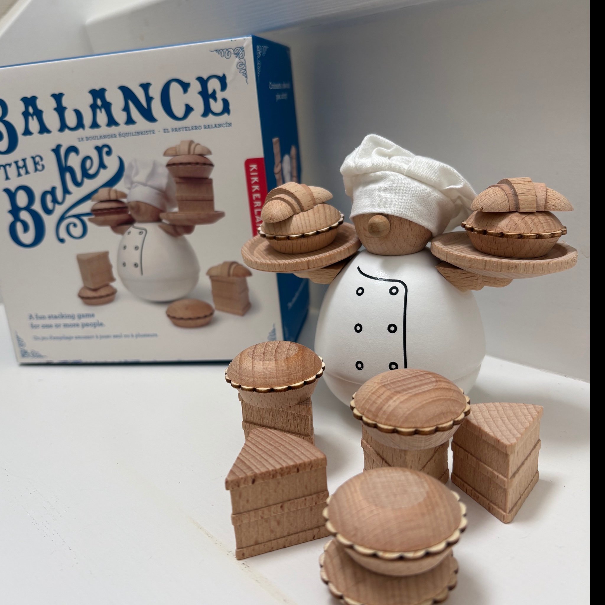 Kikkerland – Gioco Da Tavolo In Legno 'Balance The Baker' (Bilancia Il Panettiere)