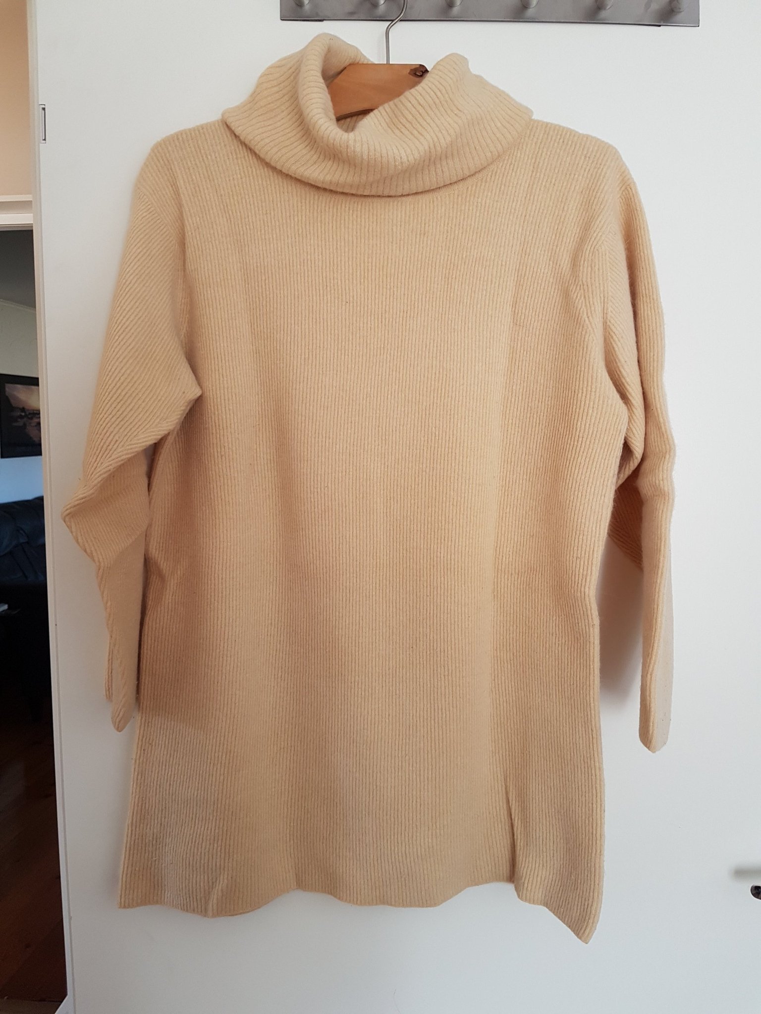 superskön tröja från Laura Ashley i lammullangora stl M superskön tröja från Laura Ashley i lammullangora stl M