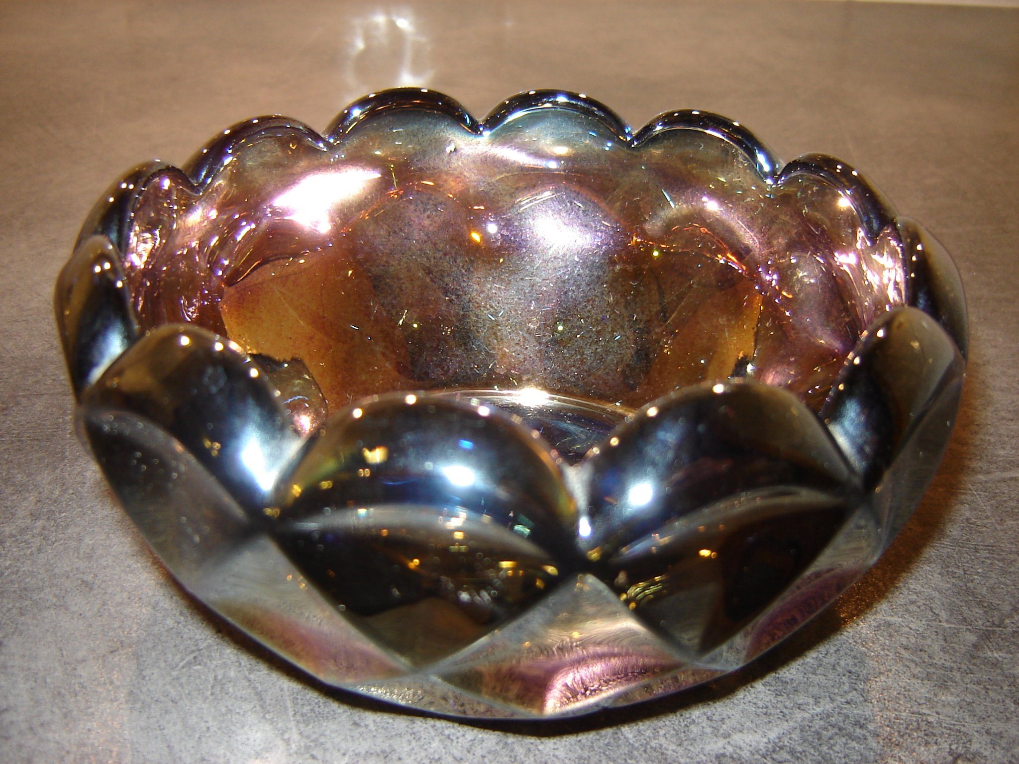 Glas skål i fin design, massiv, i mörkt skiftande färger. Glas skål i fin design, massiv, i mörkt skiftande färger.