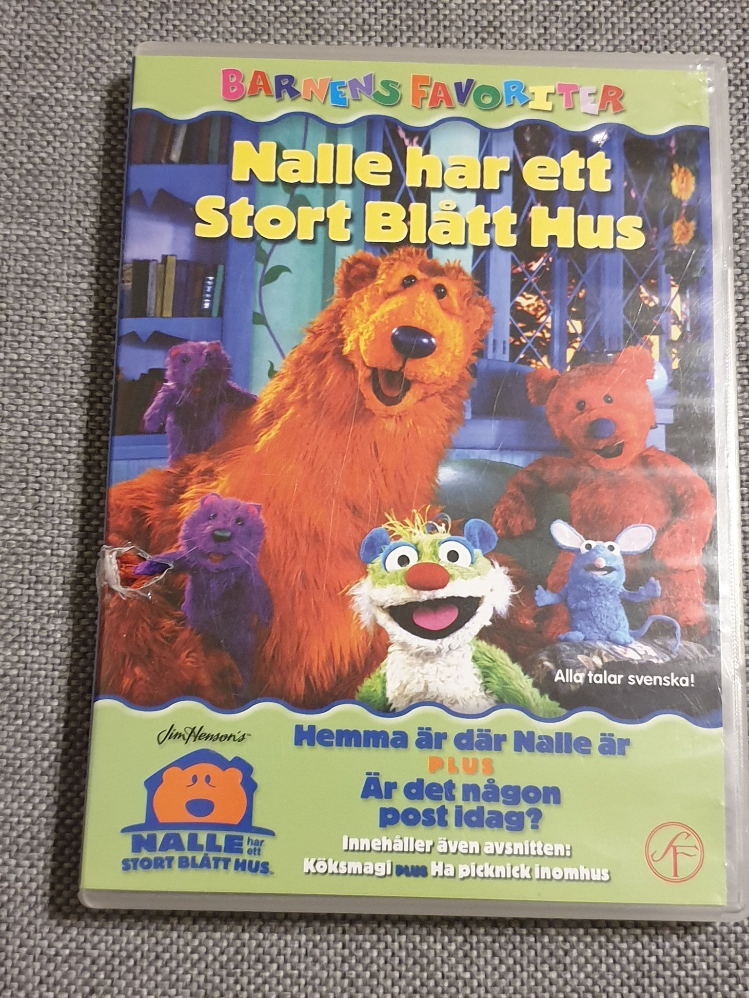 Nalle I Ett Stort Blatt Hus