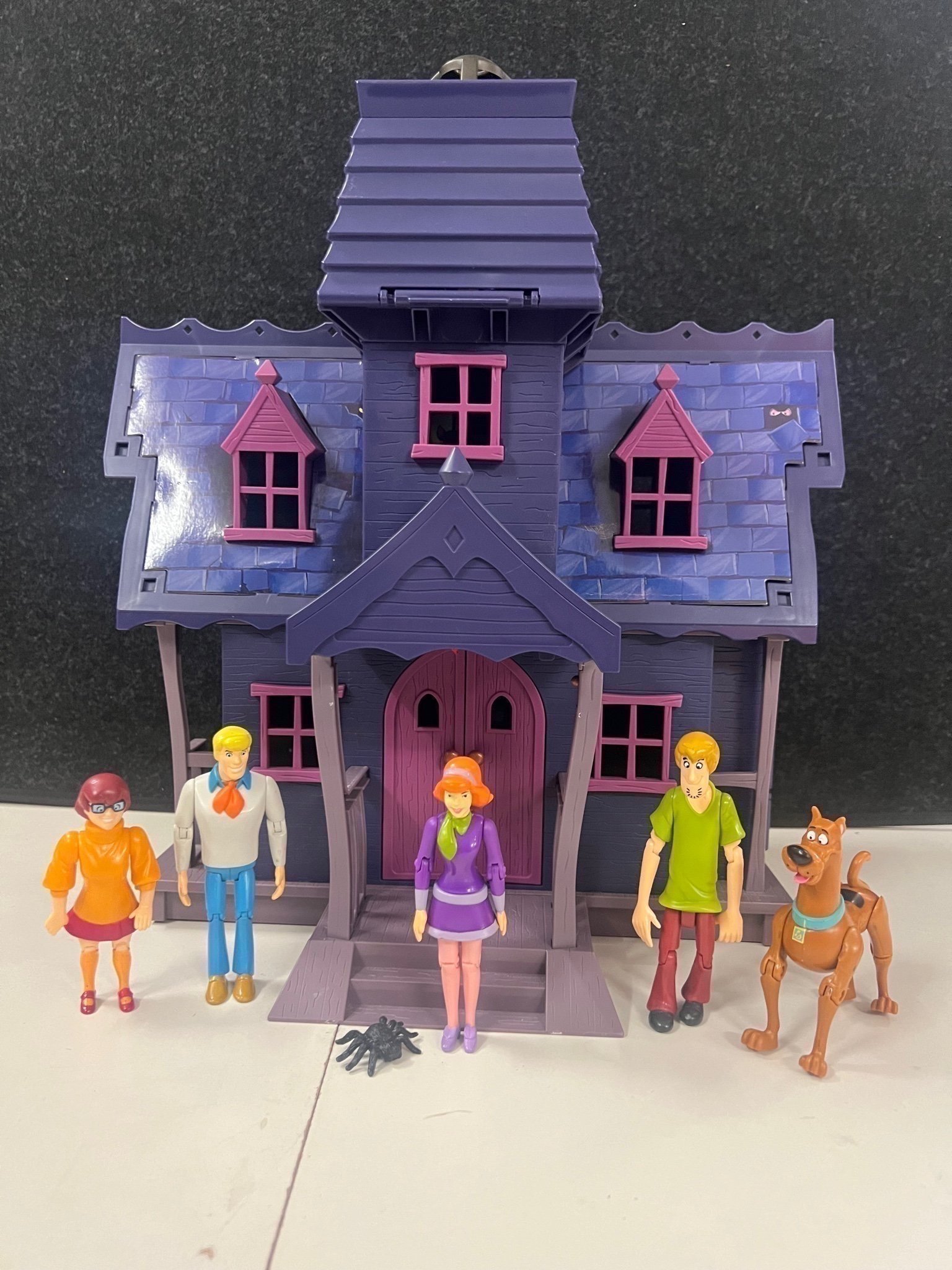 Se produkter som liknar Scooby-Doo Spökhus med Figurer på Tradera