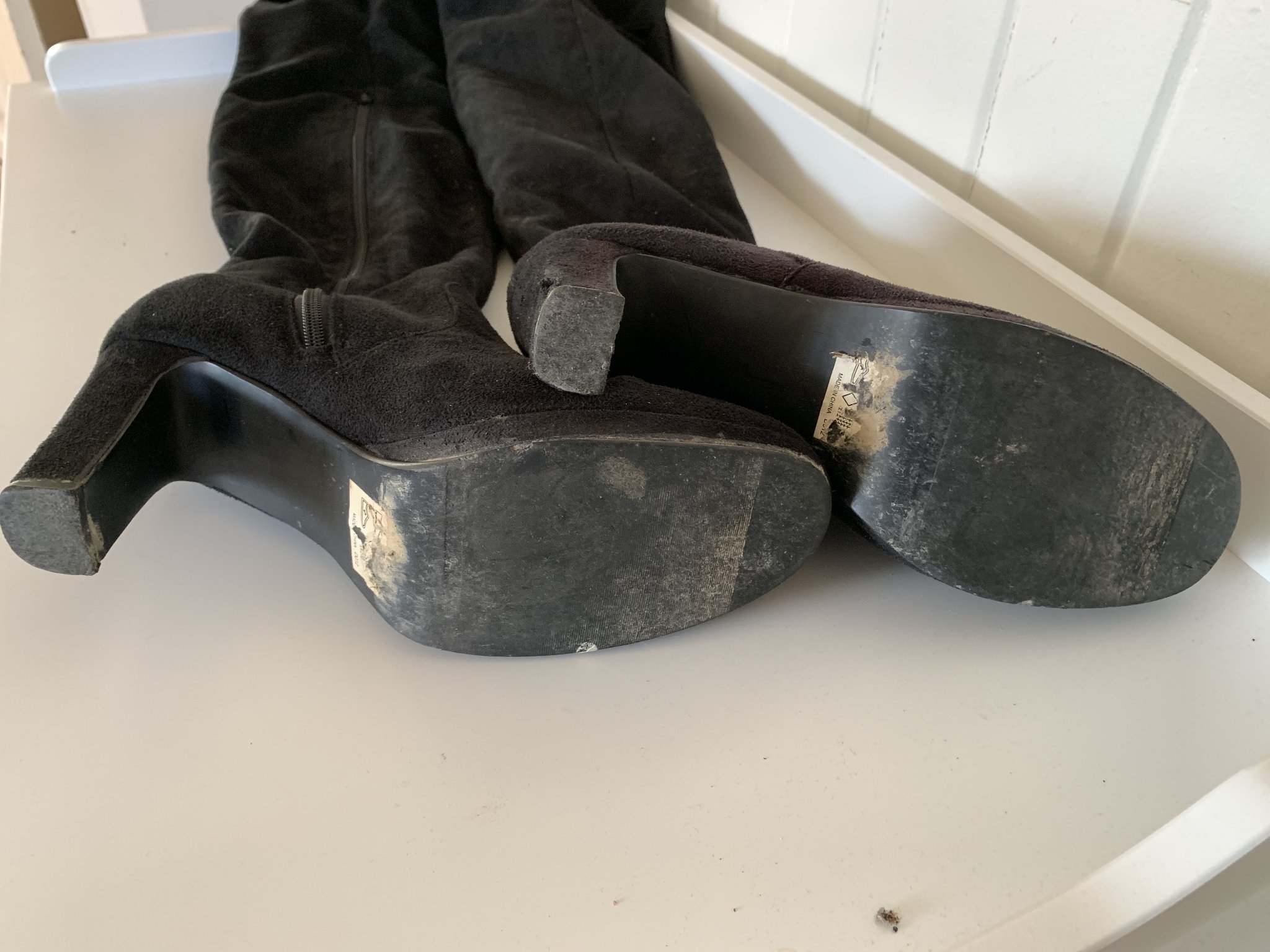 Svarta lårhöga stövlar i sammet med klack och d.. (348037585 Svarta lårhöga stövlar i sammet med klack och d.. (348037585