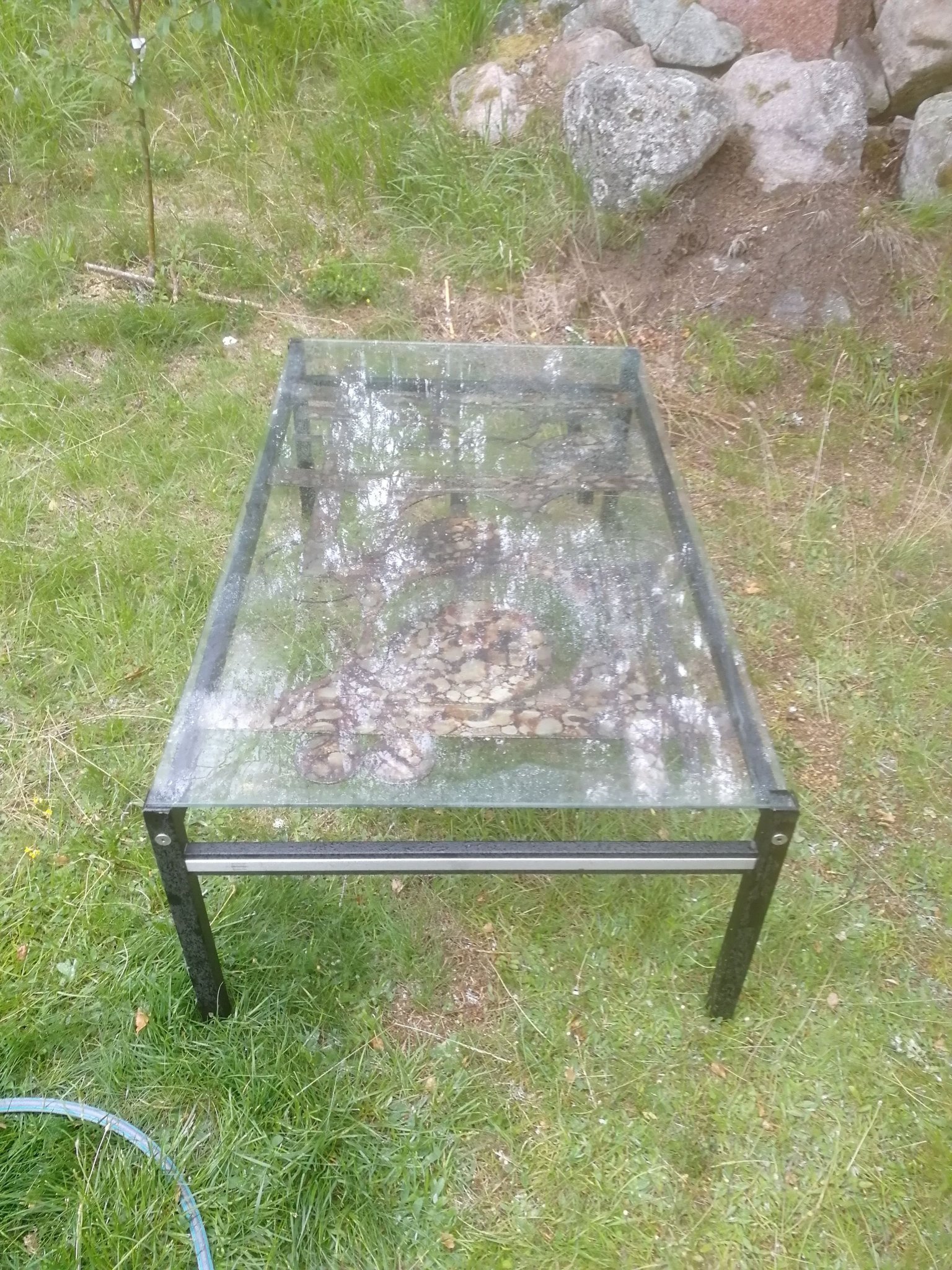 Soffbord, 50/70tal med "konstverk i metall" glasskiva