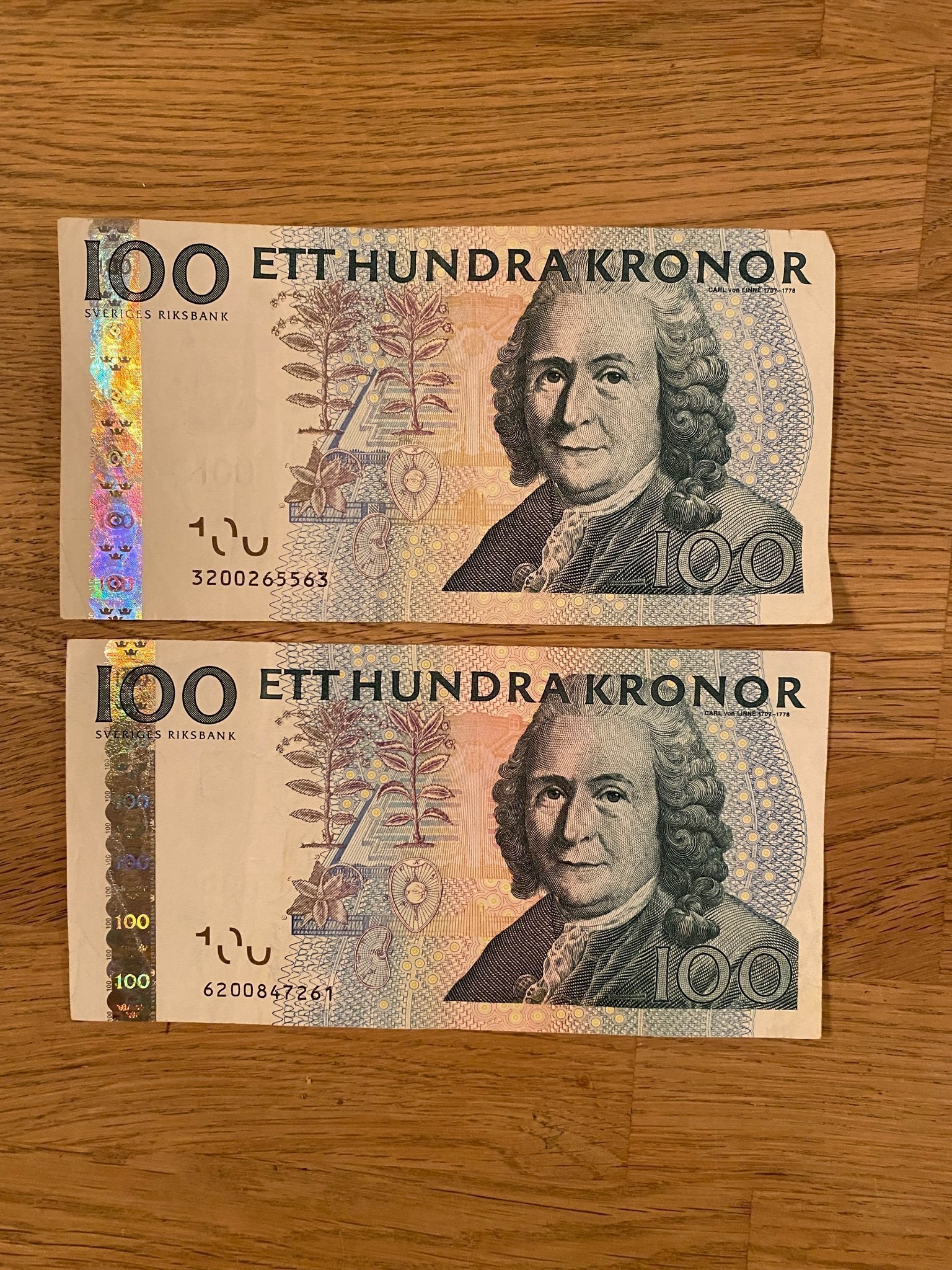 Ett hundra kronor. 2 stycken sedlar. Köp på Tradera (563965802)