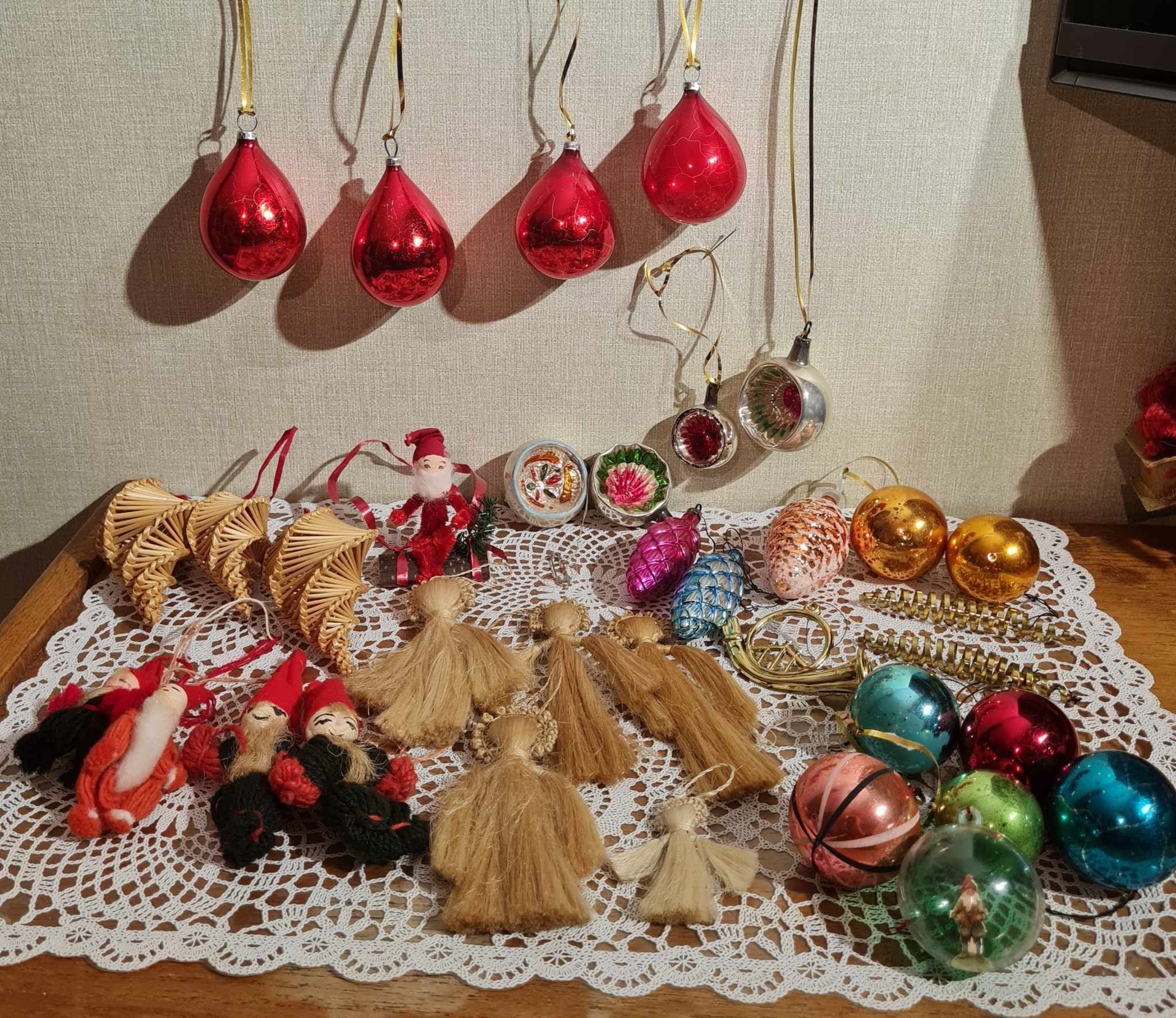 Se produkter som liknar Äldre julgranspynt kulor linä.. på Tradera