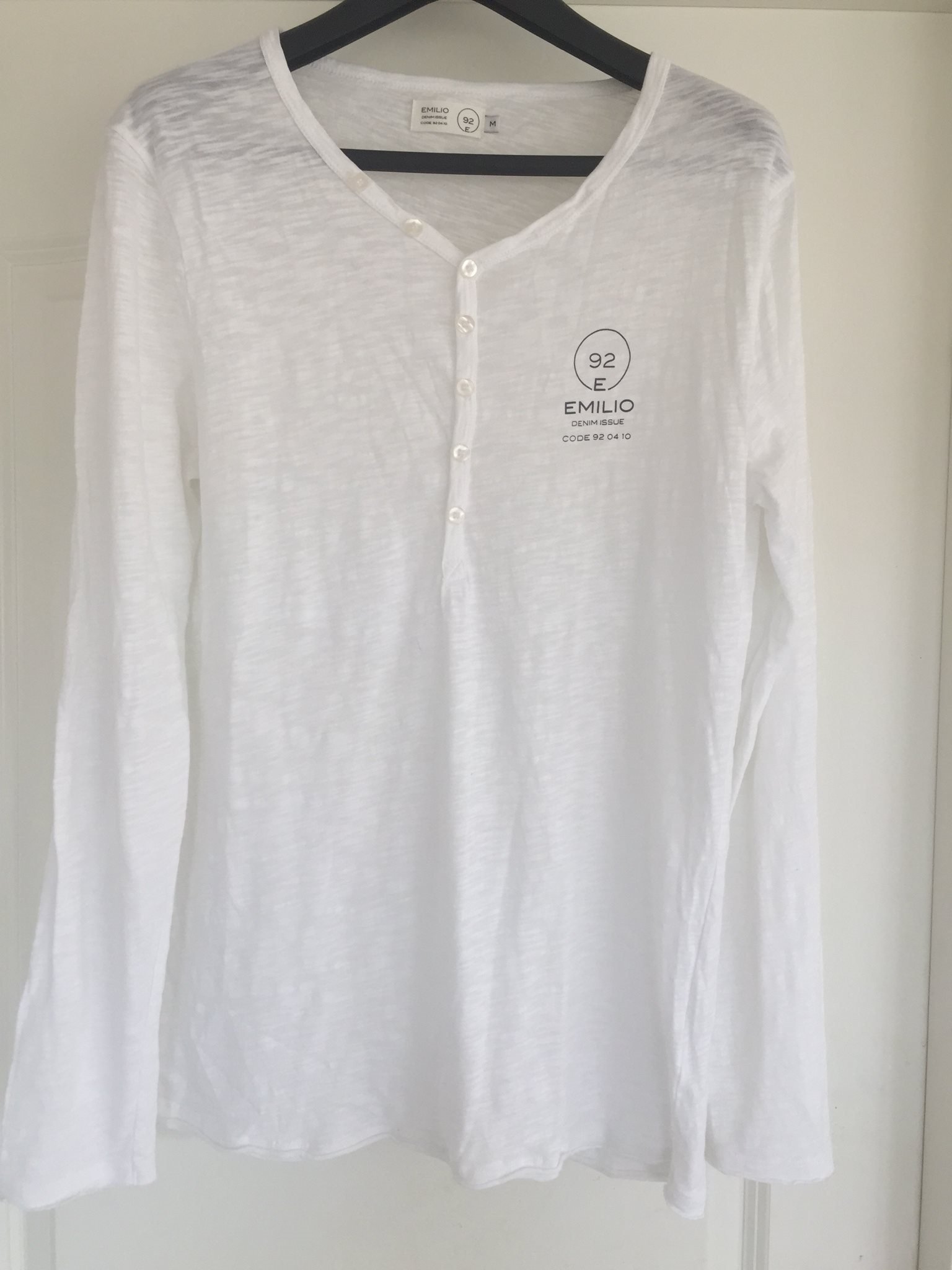 Jättesnygg vit långärmad snyggare t shirt tröja från Emilio knappar MQ stl M Jättesnygg vit långärmad snyggare t shirt tröja från Emilio knappar MQ stl M