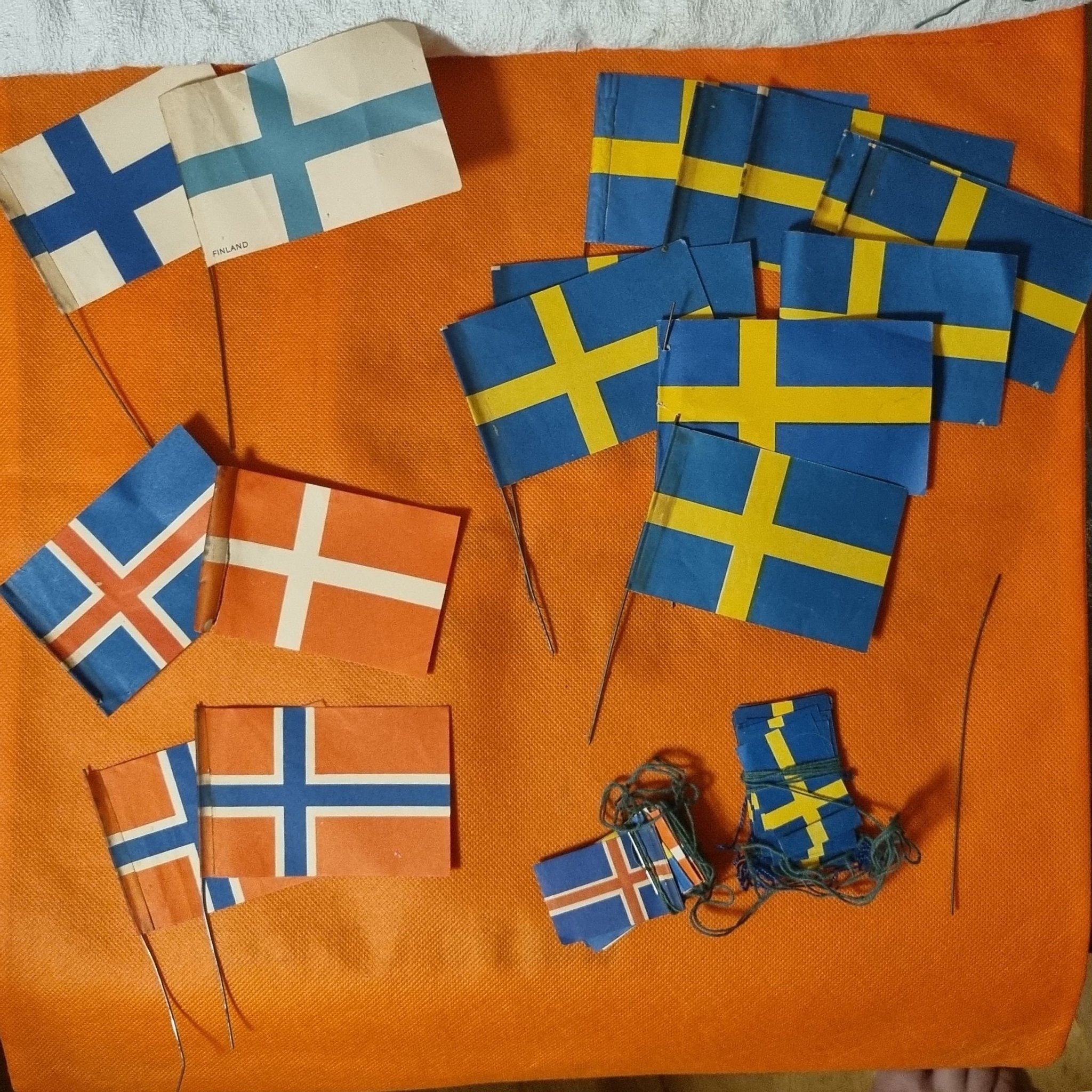 Julgranspynt, gamla flaggor av papper. Vintage. Köp på Tradera