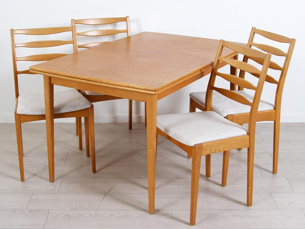 Matgrupp i teak Utdragsskiva Bord & 4 stolar 1960 tal Matgrupp i teak Utdragsskiva Bord & 4 stolar 1960 tal