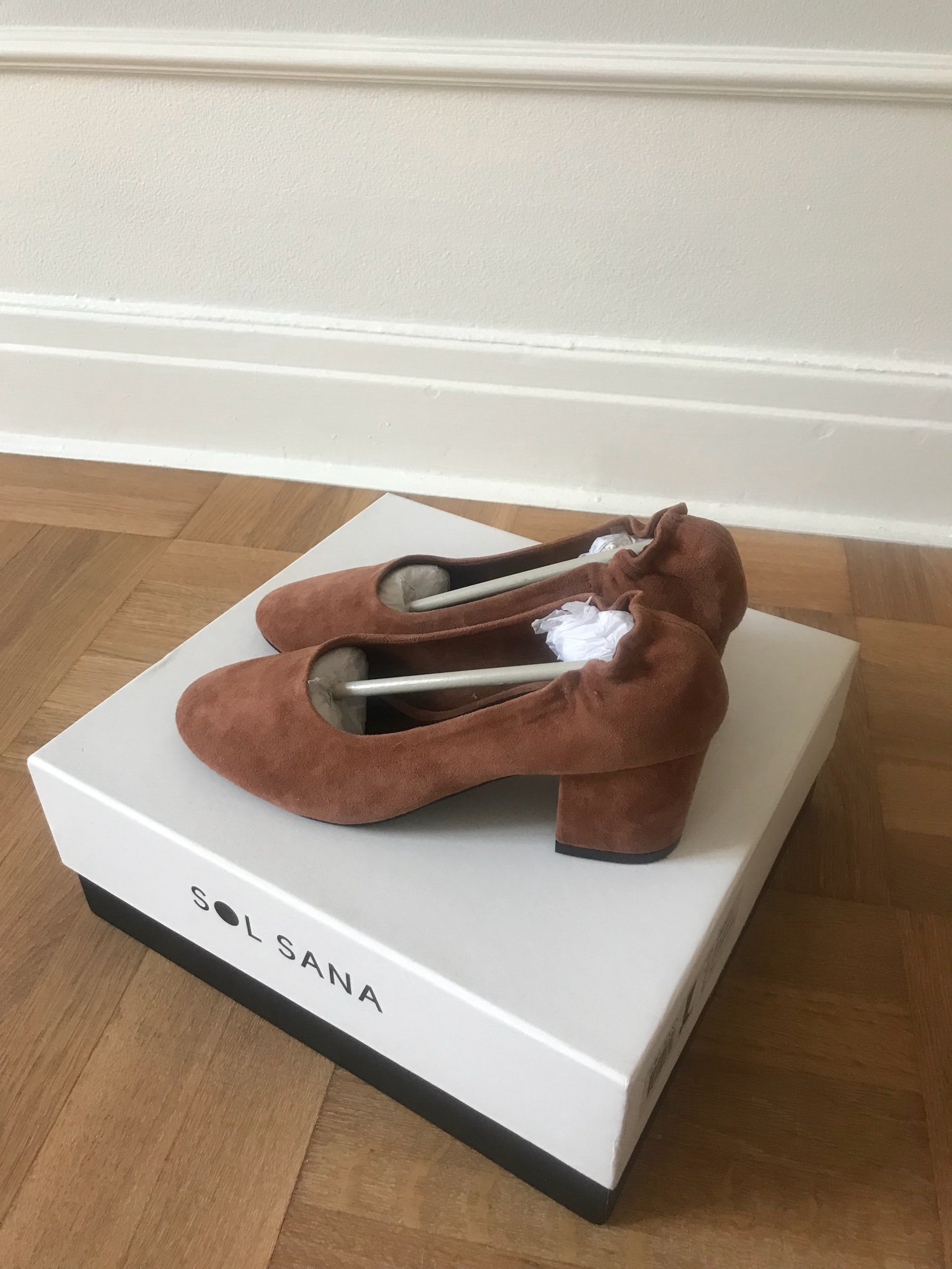 Bruna mocka pumps i storlek 37 från Sol Sana