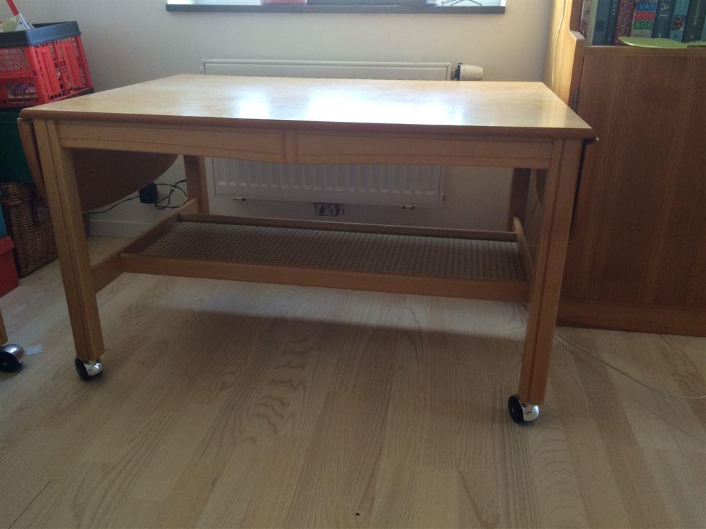 Vardagsrumsbord med underhylla på tradera.com vitrinsskåp för